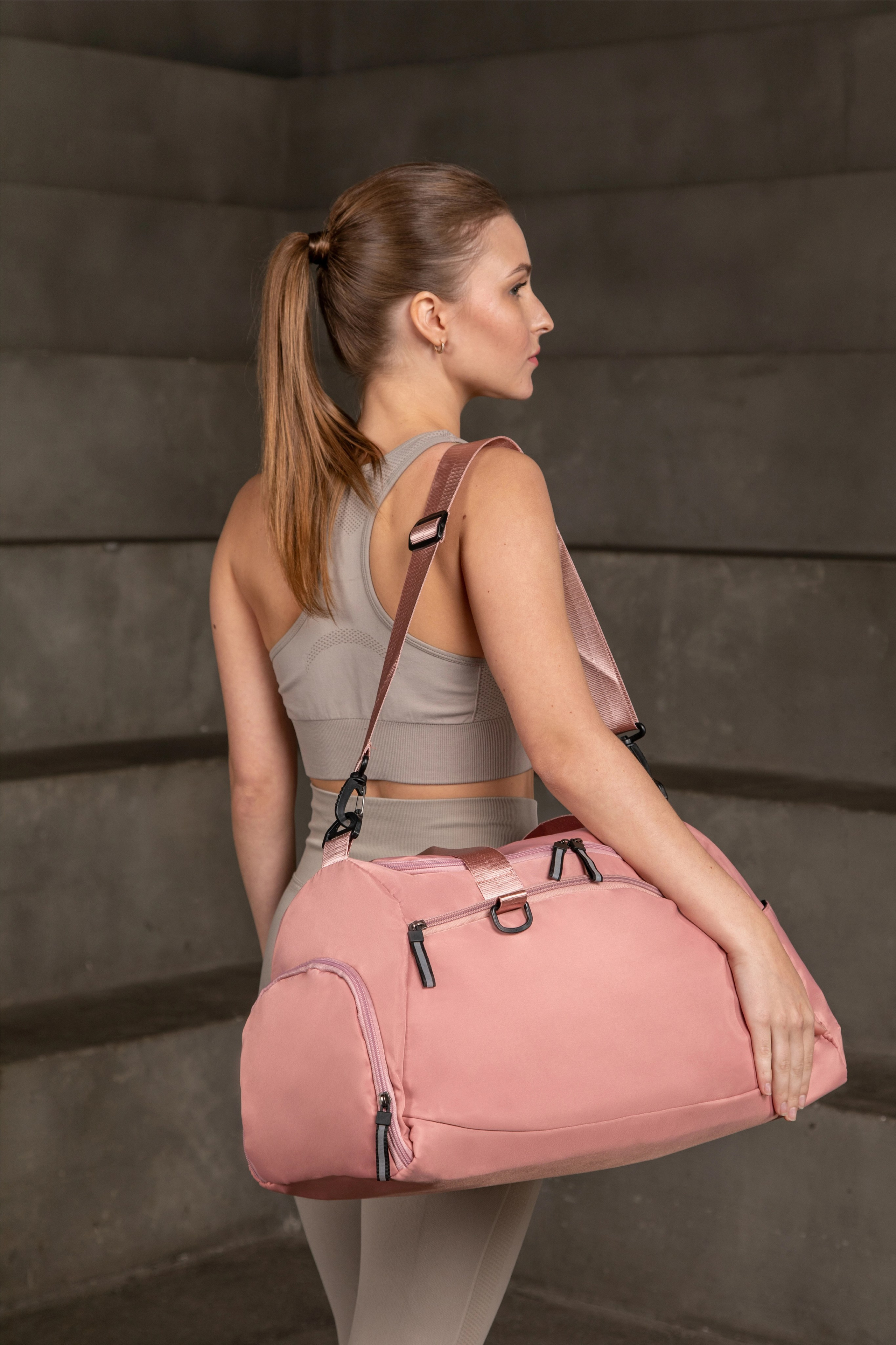 Одежда. Видеосъемка и фотосъемка свадеб. Фотограф и оператор на свадьбу. Видеосъемка подкастов, собственная видео-фотостудии. Предметная фотосъемка