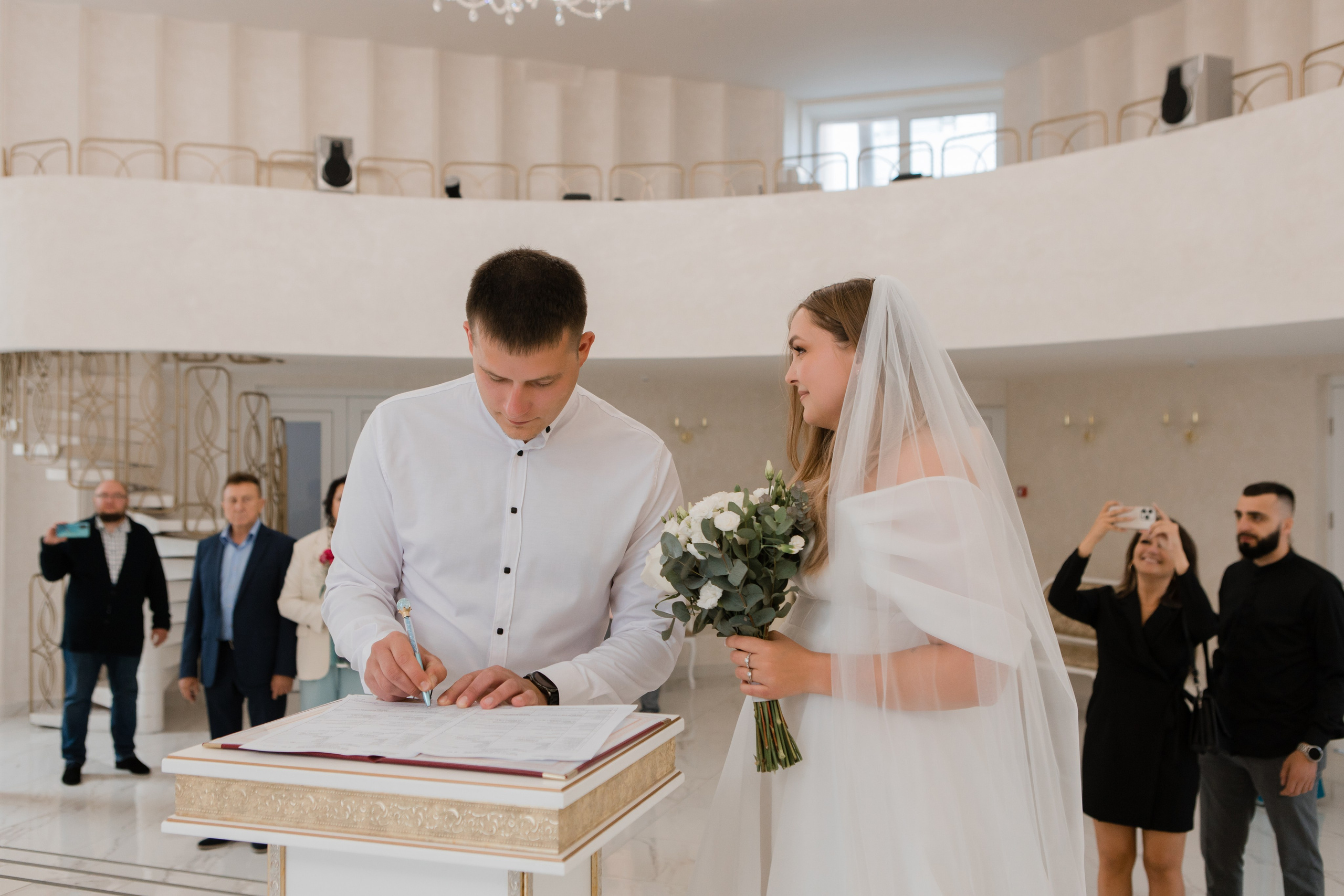 Отдел ЗАГС Администрации Фрунзенского района. Видеосъемка и фотосъемка свадеб. Фотограф и оператор на свадьбу. Видеосъемка подкастов, собственная видео-фотостудии. Предметная фотосъемка