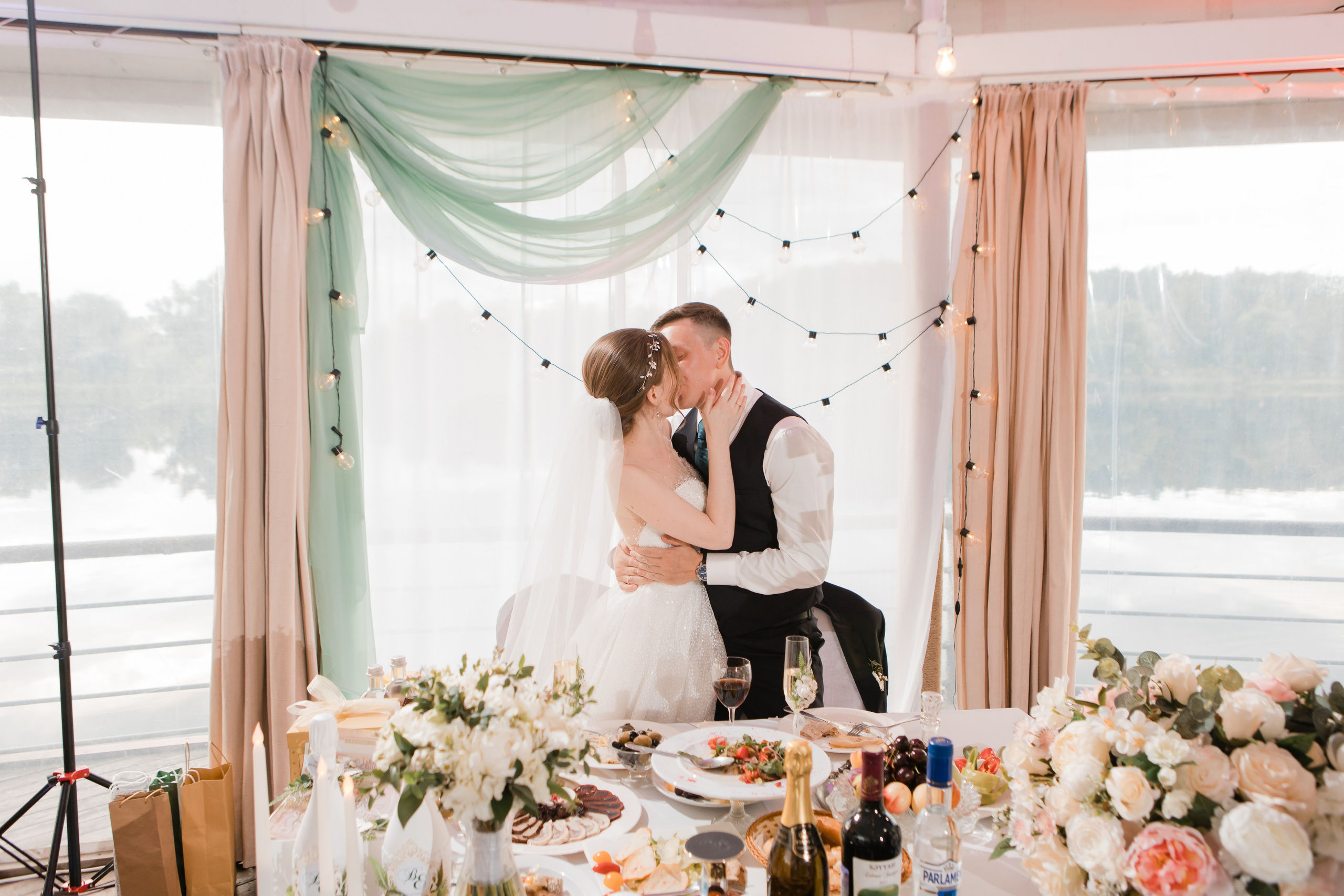 Свадебная фотосъемка Евгения и Натальи. Свадебные фотографии. Видеосъемка и фотосъемка свадеб. Фотограф и оператор на свадьбу. Видеосъемка подкастов, собственная видео-фотостудии. Предметная фотосъемка