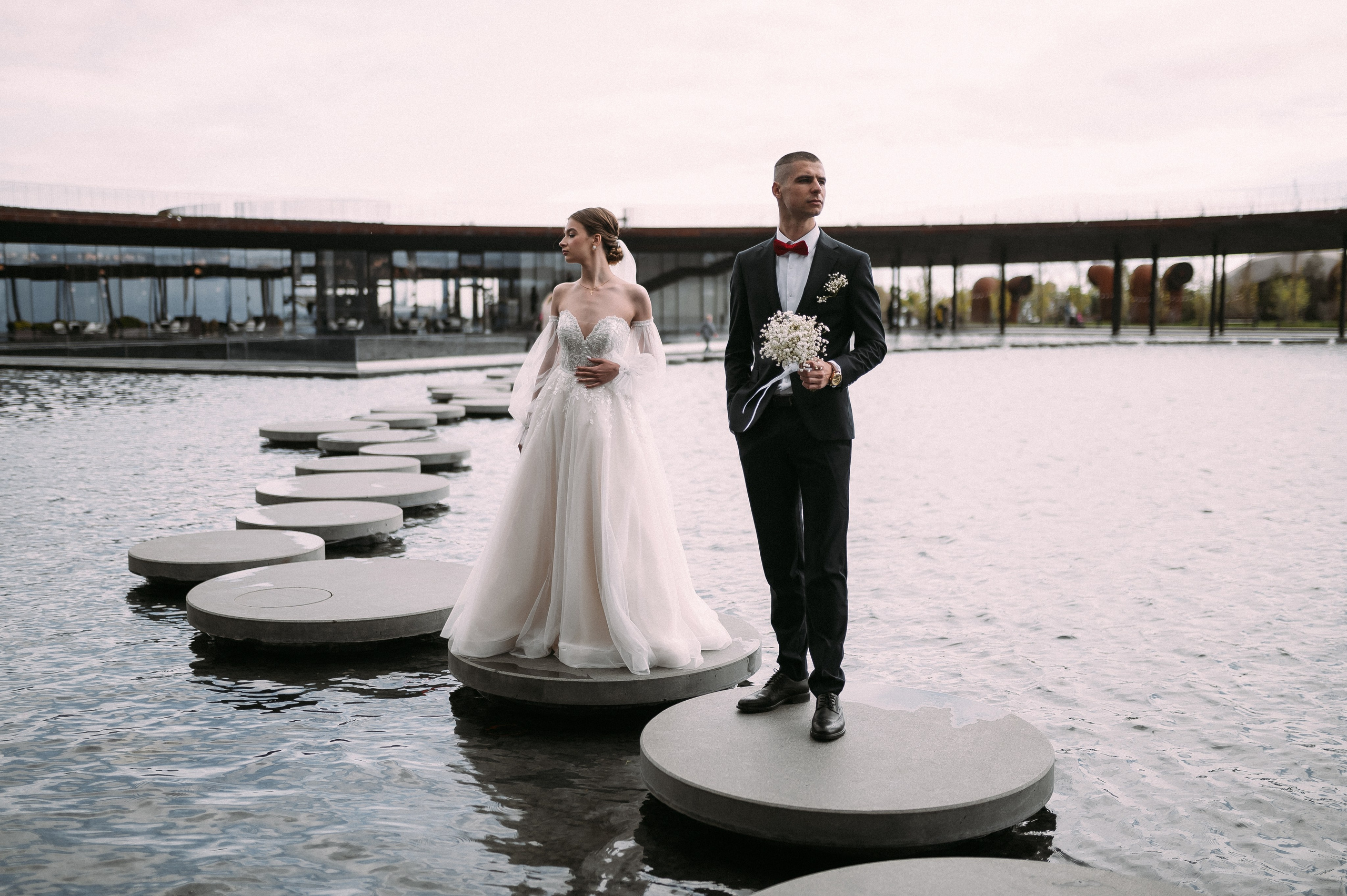 Свадебное утро и прогулка красивой яркой пары. Свадебный и семейный фотограф в Симферополе Дарья Маркова