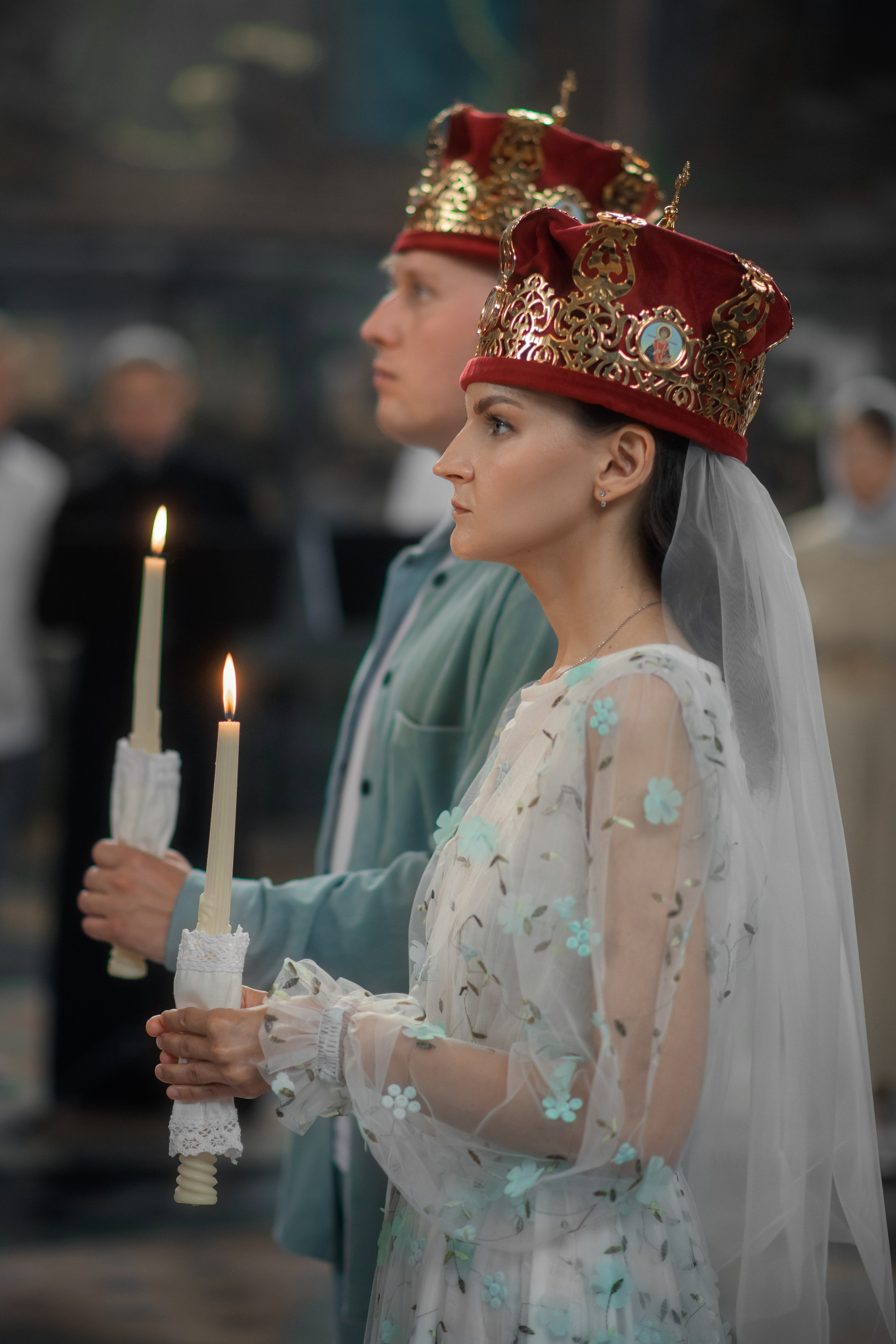 супруги в венцах во время венчания в Спасе на Крови в Санкт-Петербурге