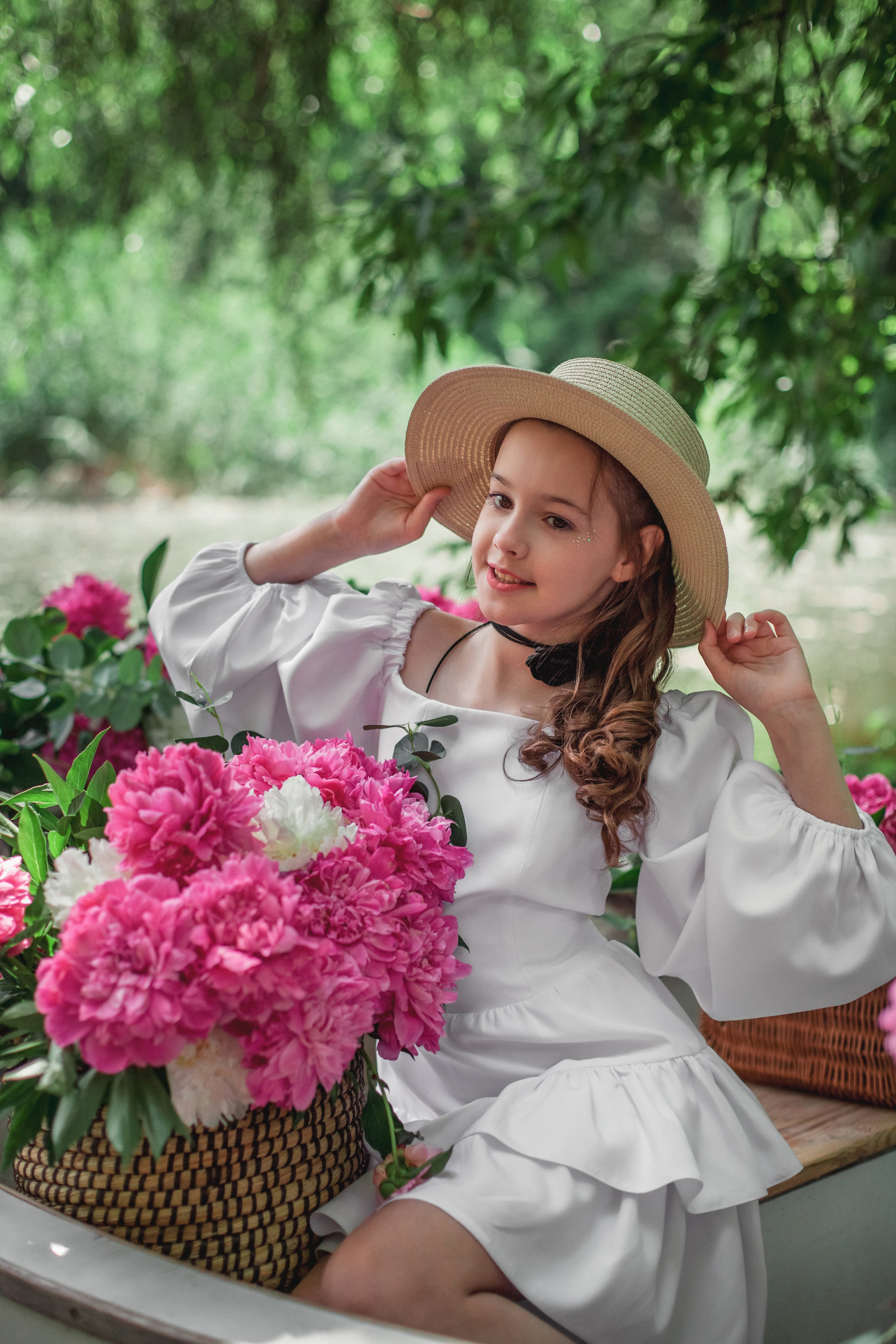 Екатерина и Вика в лодке с пионами. Фотограф в Волгограде Норченко Светлана