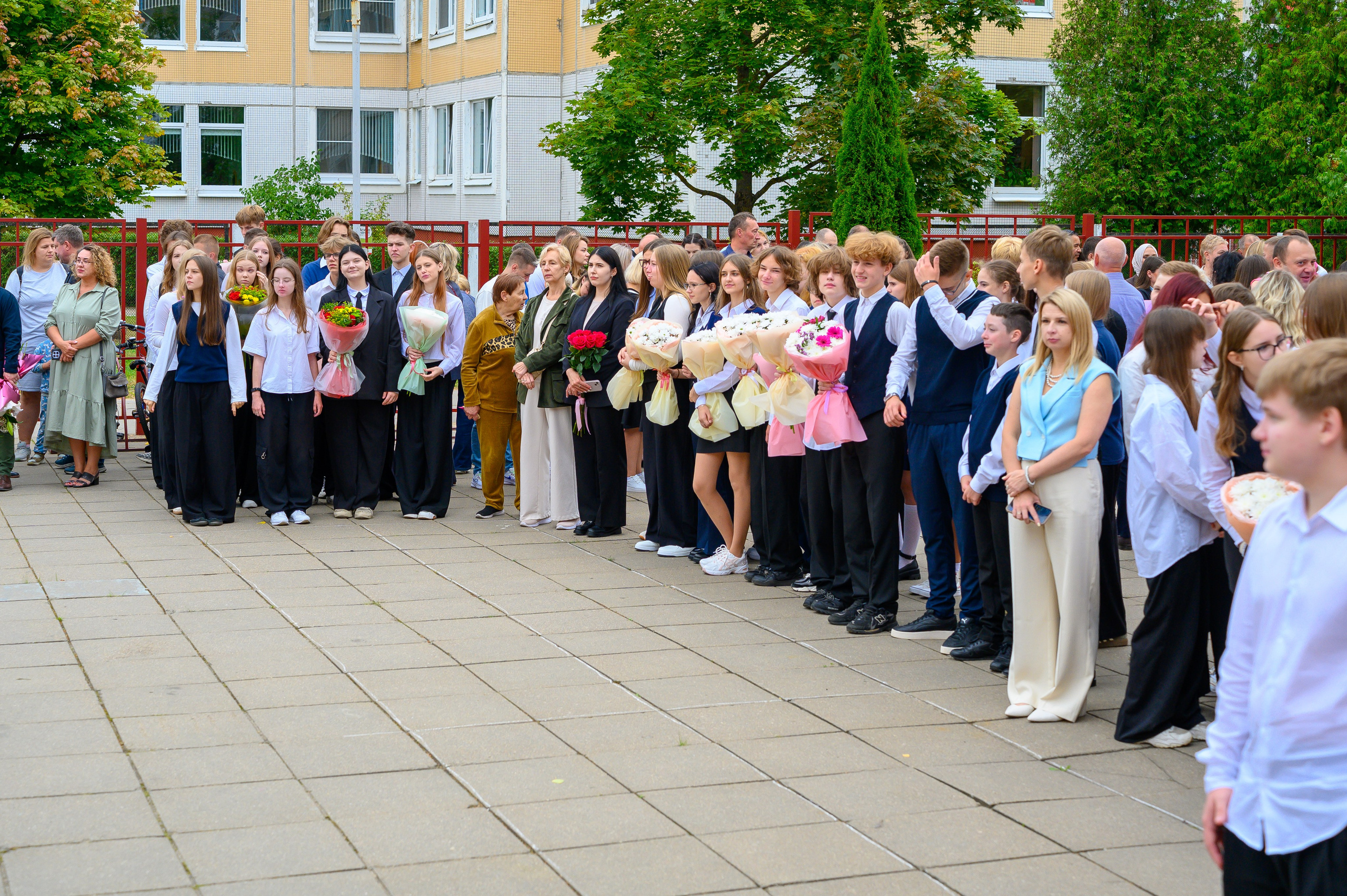 Вот звучит первый звонок, перед этим долгое приготовление к новому этапу в жизни, Яромир идет в школу. Фотоуслуги, услуги фотографа, фотографирование важных событий