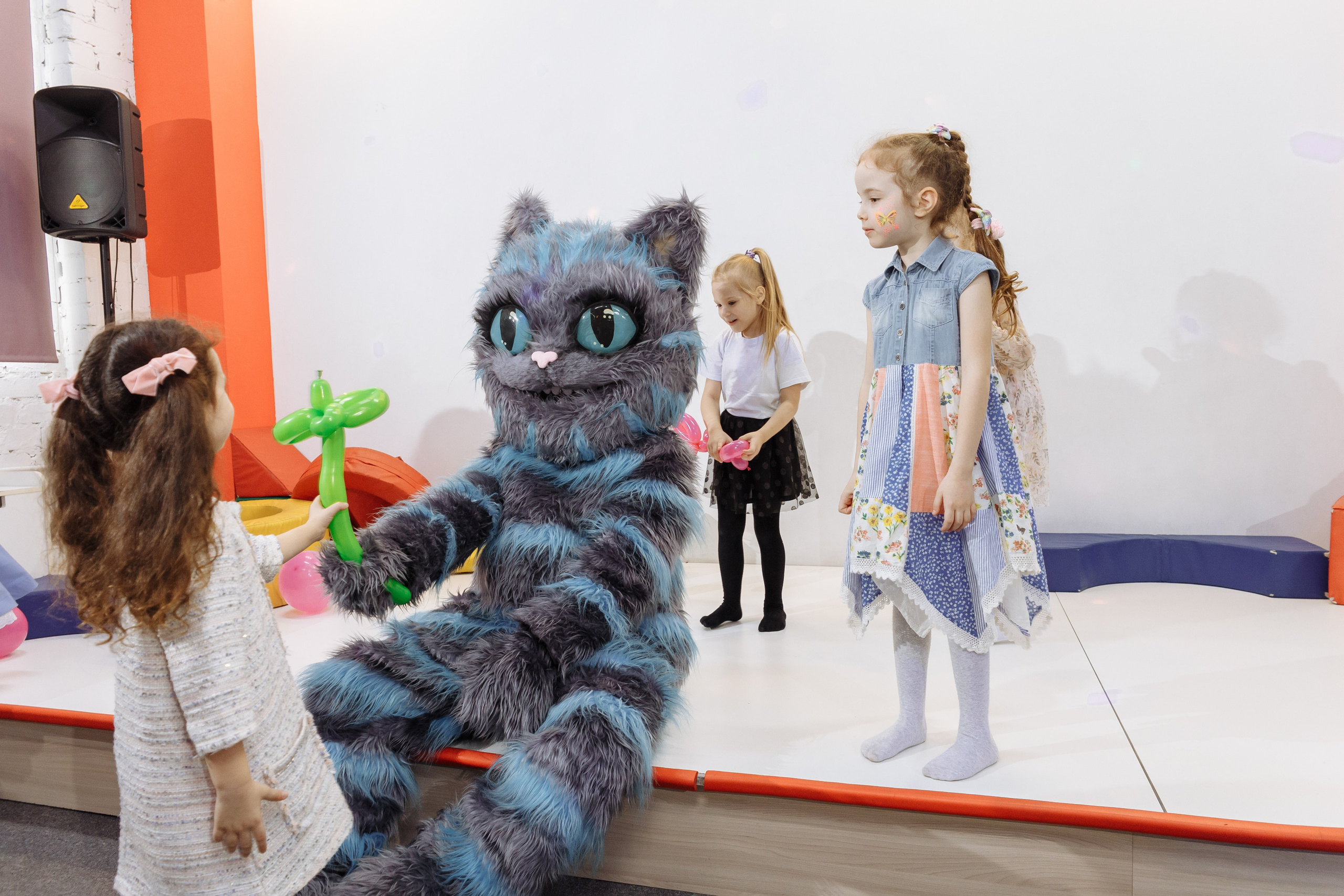 Олеся празднует свое 6 летие в компании Алисы, Чеширского кота и друзей. Событийный фотограф Максим Бескоровайновнов