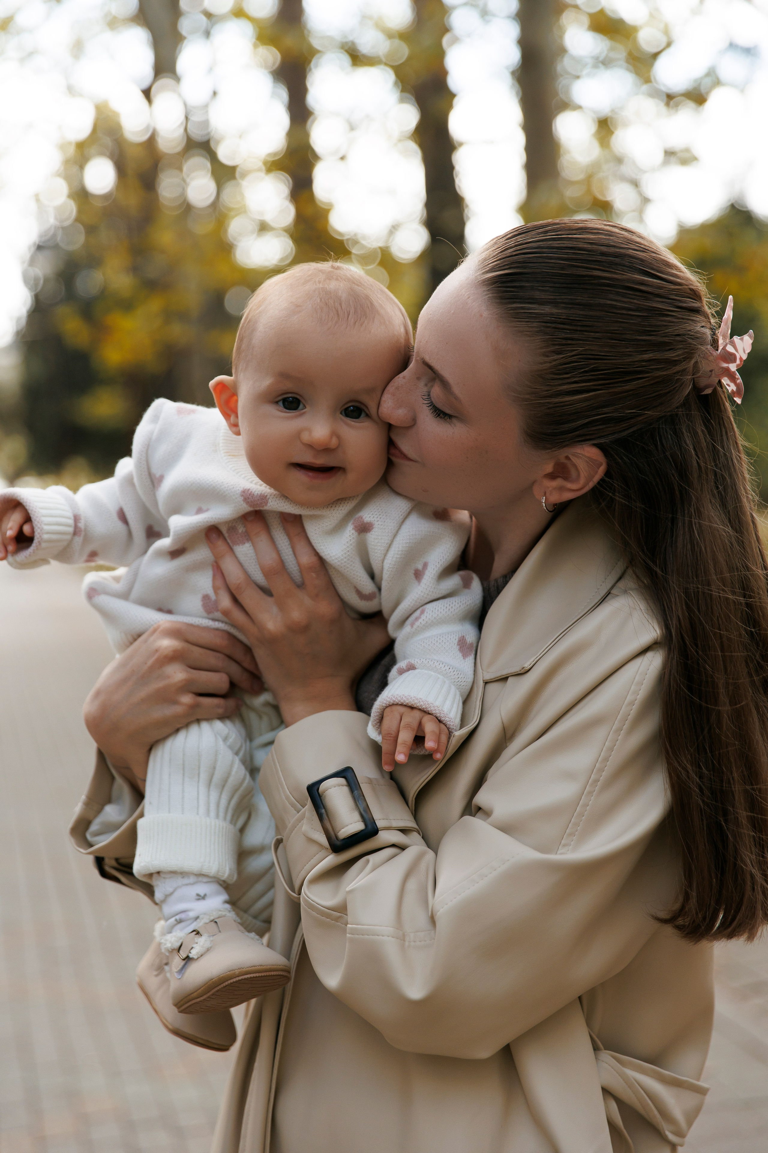 «Embracing Autumn: A Family Adventure Amidst Golden Leaves»