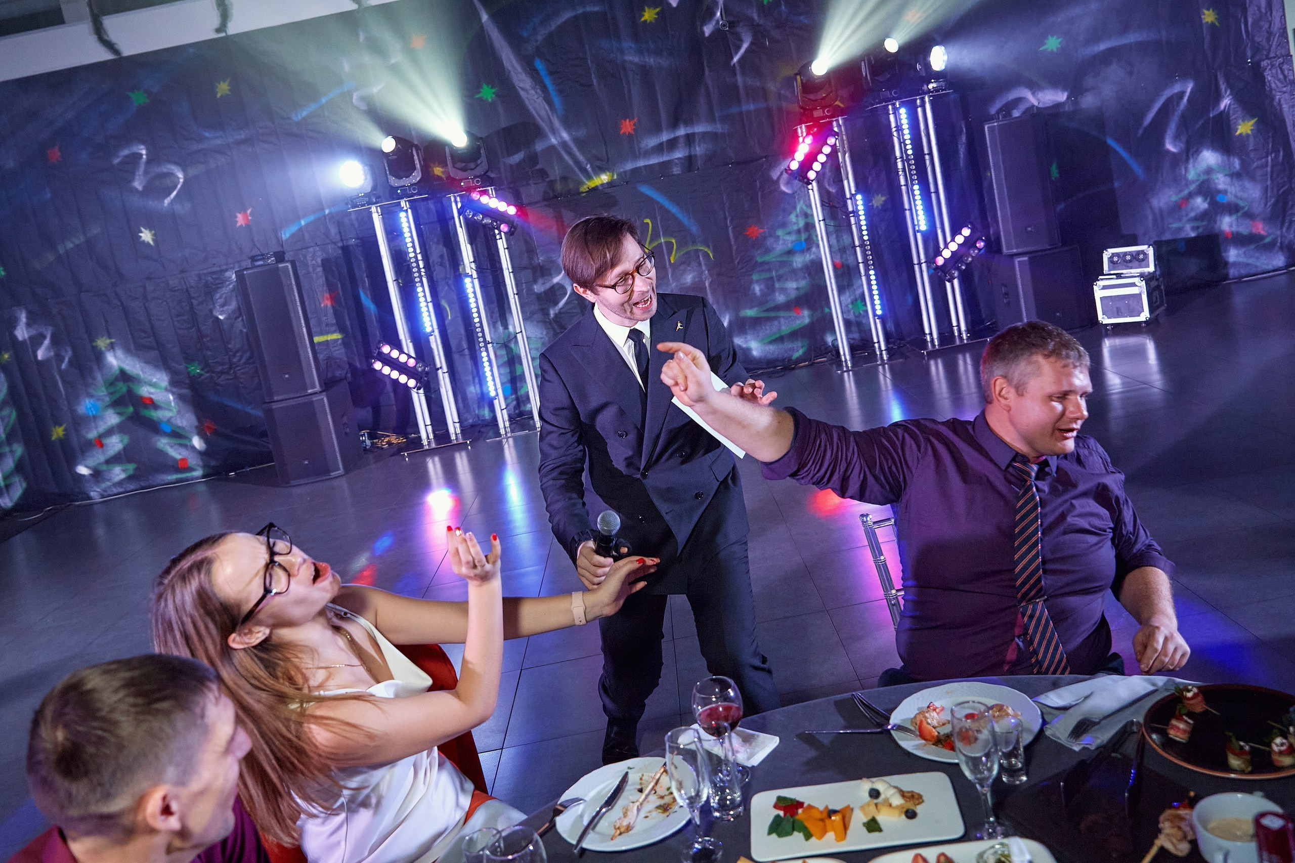 Транс-Инвест / Новогодний корпоратив на территории автосалона. Антон Артюшин, портретный фотограф. Москва