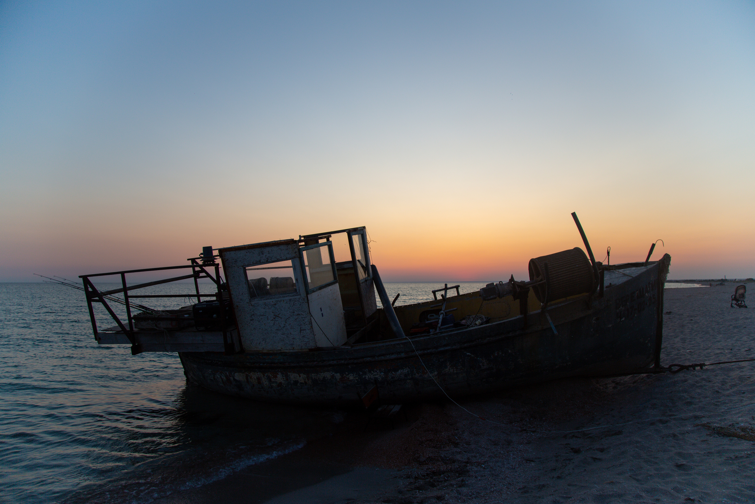 Штормовое. Республика Крым.  Черное море. Закат. Баржа Верещагин.
