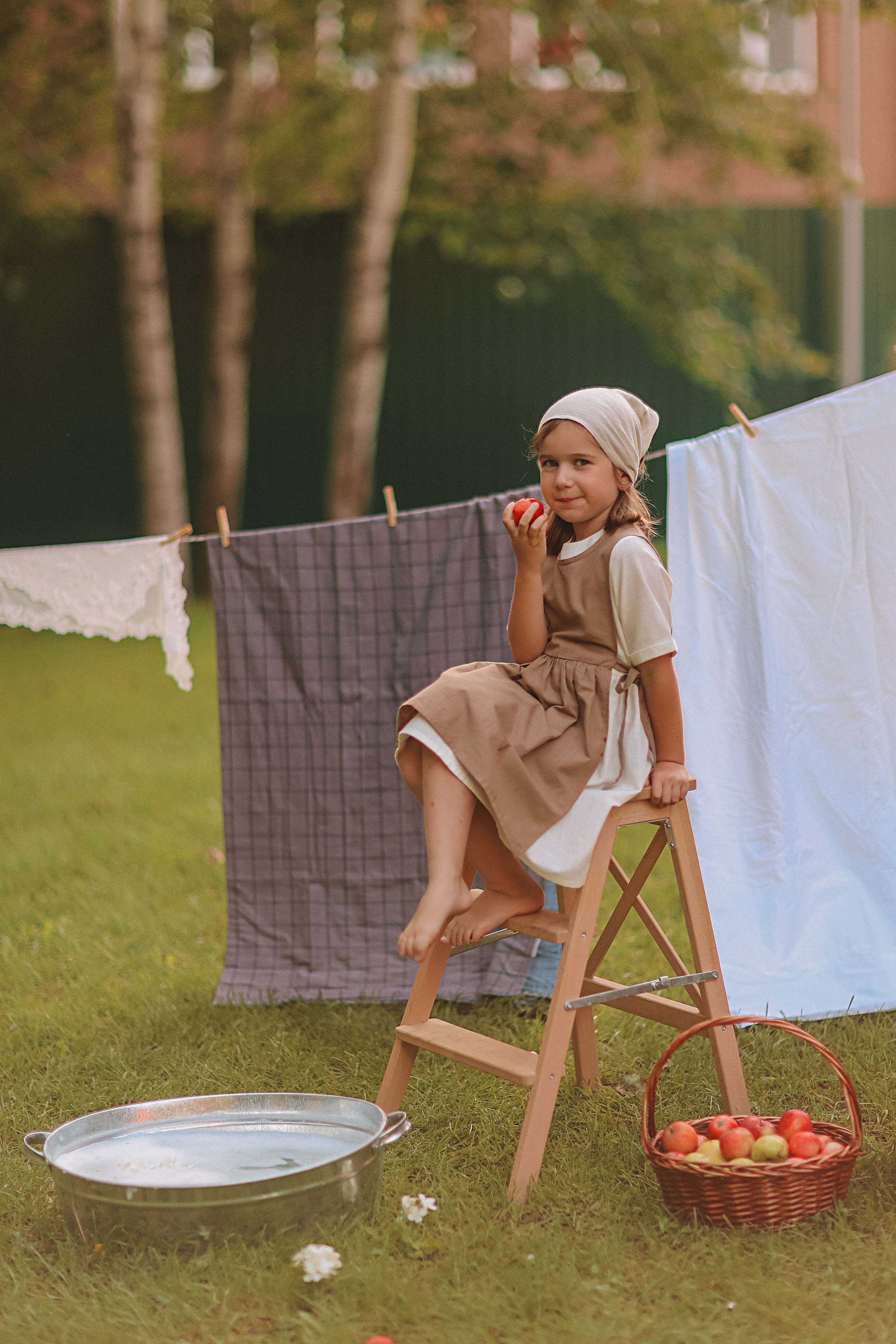 Стирка у дома. Семейный фотограф Тюмень, фотограф на роды Салмина Мария