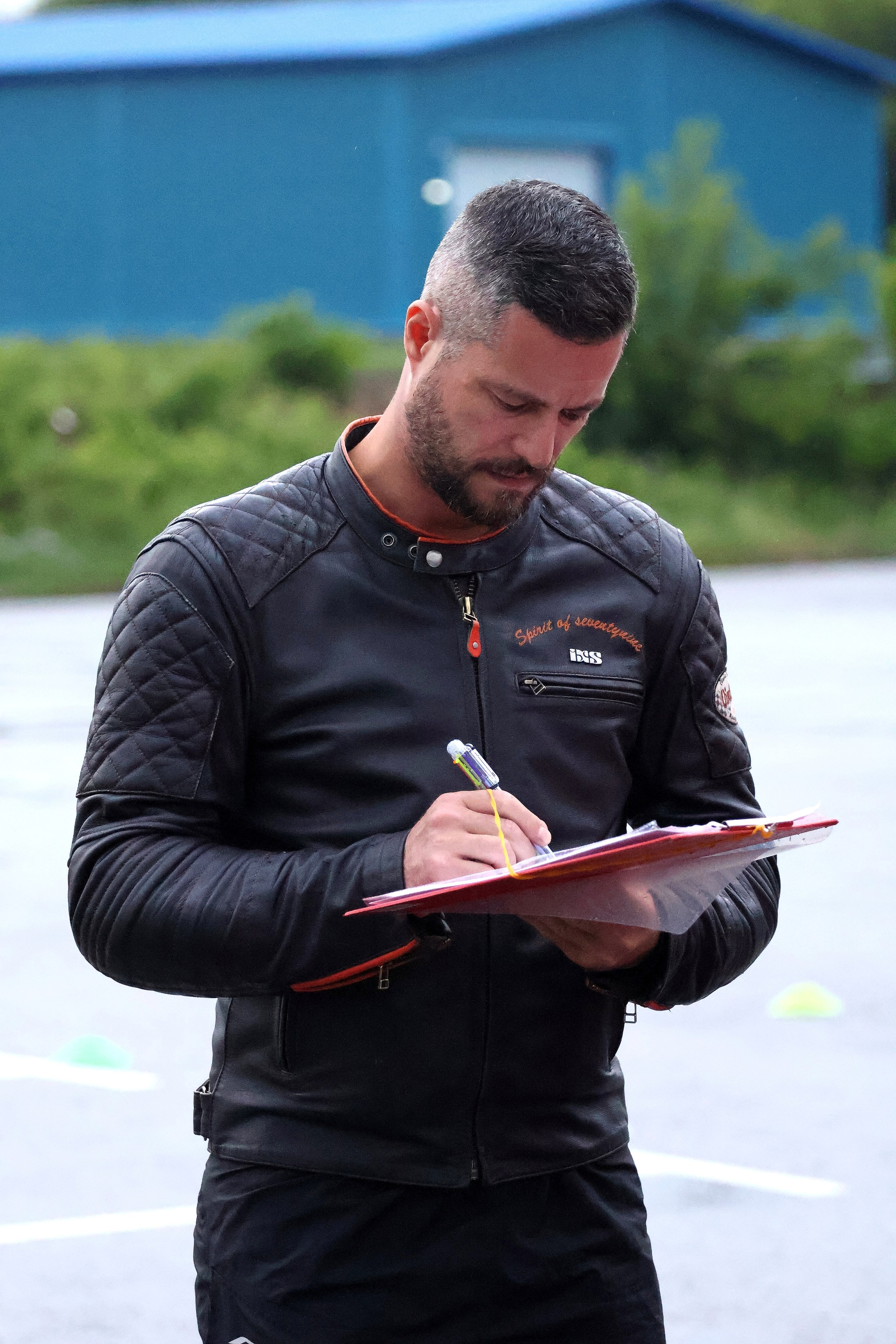 Мотоучебка. Занятия на площадке. Группа понедельника,  10 июня. Зачет по торможению