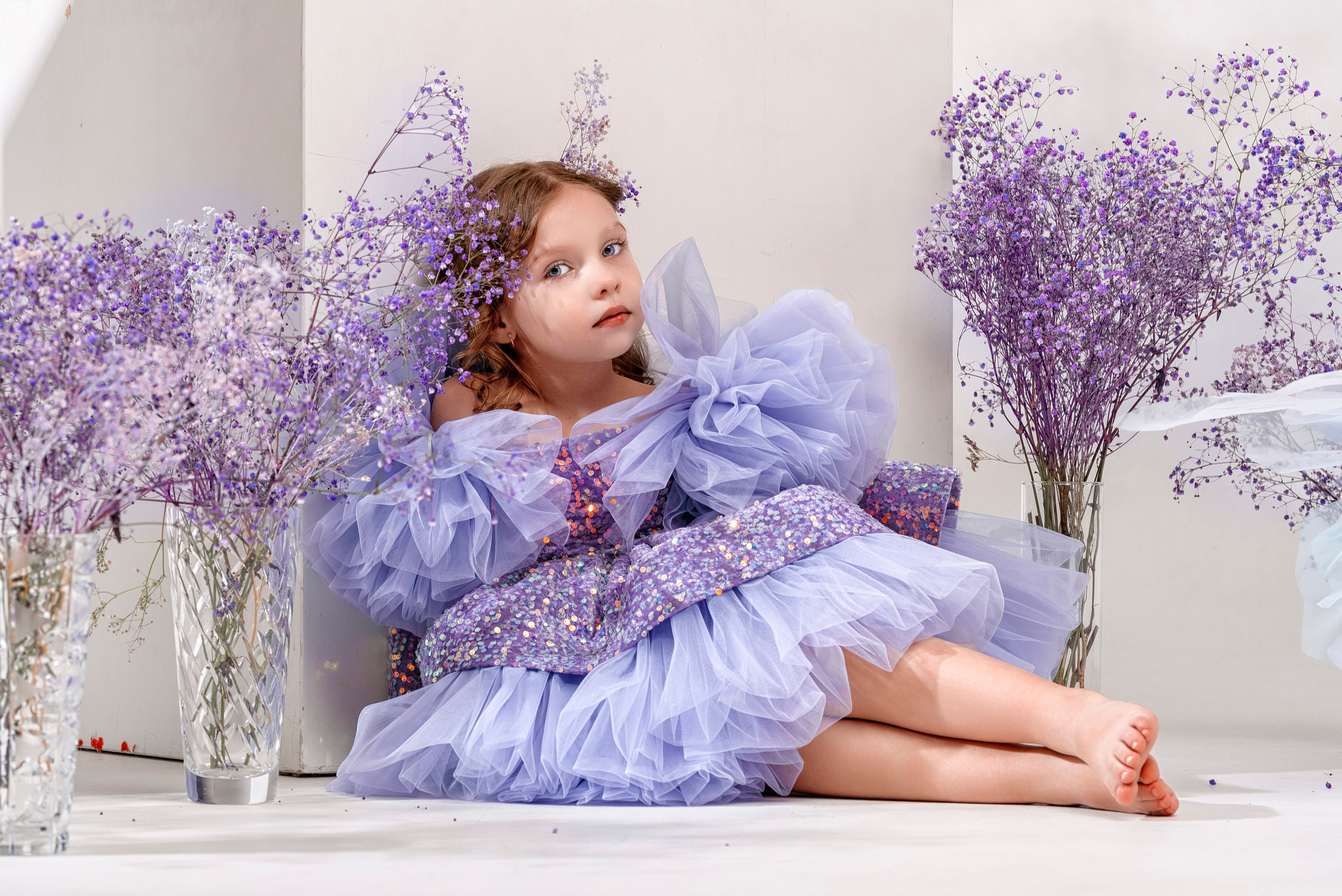 лавандовое платье, фиолетовая гипсофила, фотосессия в студии, фиолетовый
