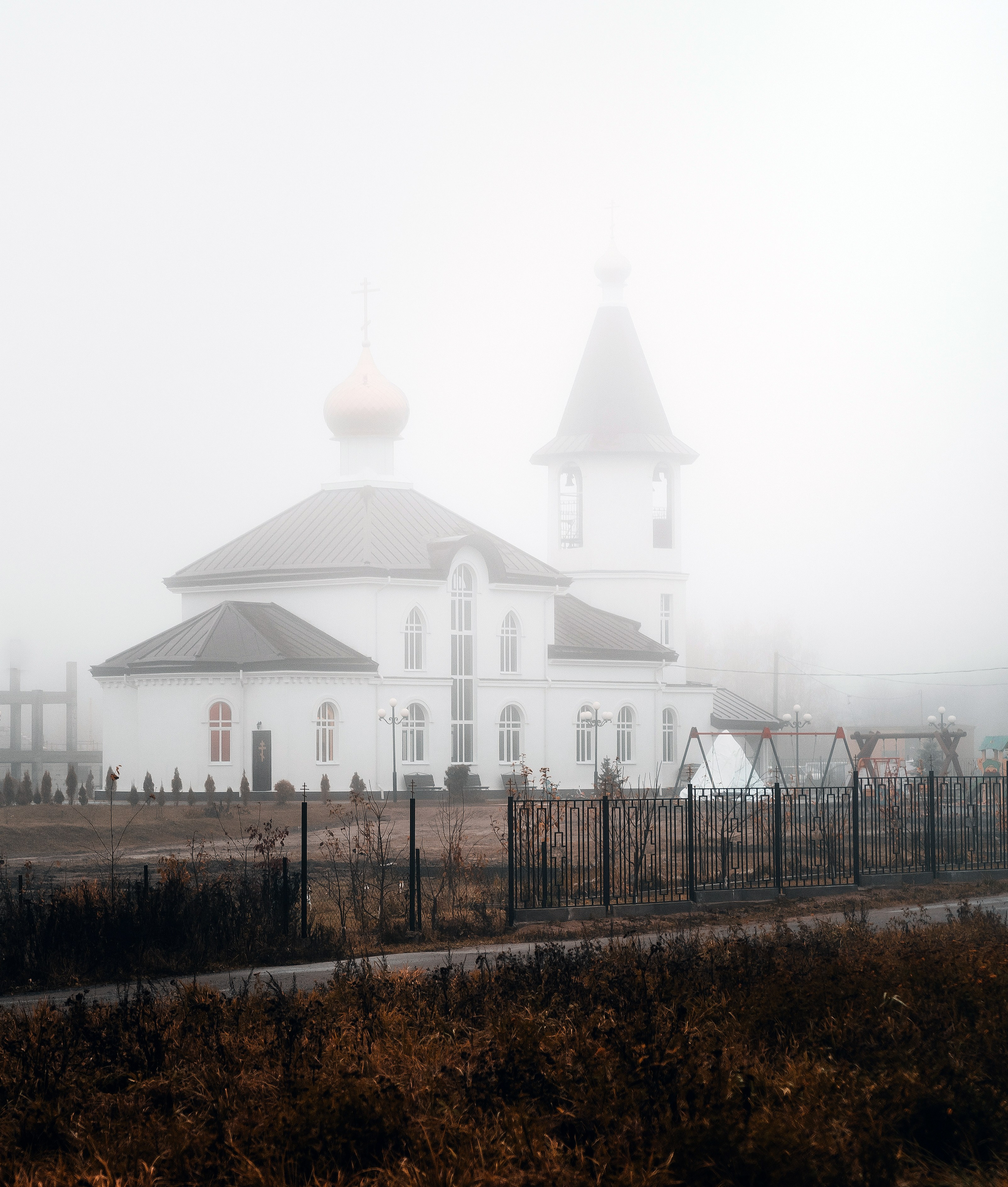  Поселок Романовка. Белая православная церковь с золотым куполом в тумане, зимний пейзаж пригорода Санкт-Петербурга, меланхоличная атмосфера, фото Ev.Rednix.