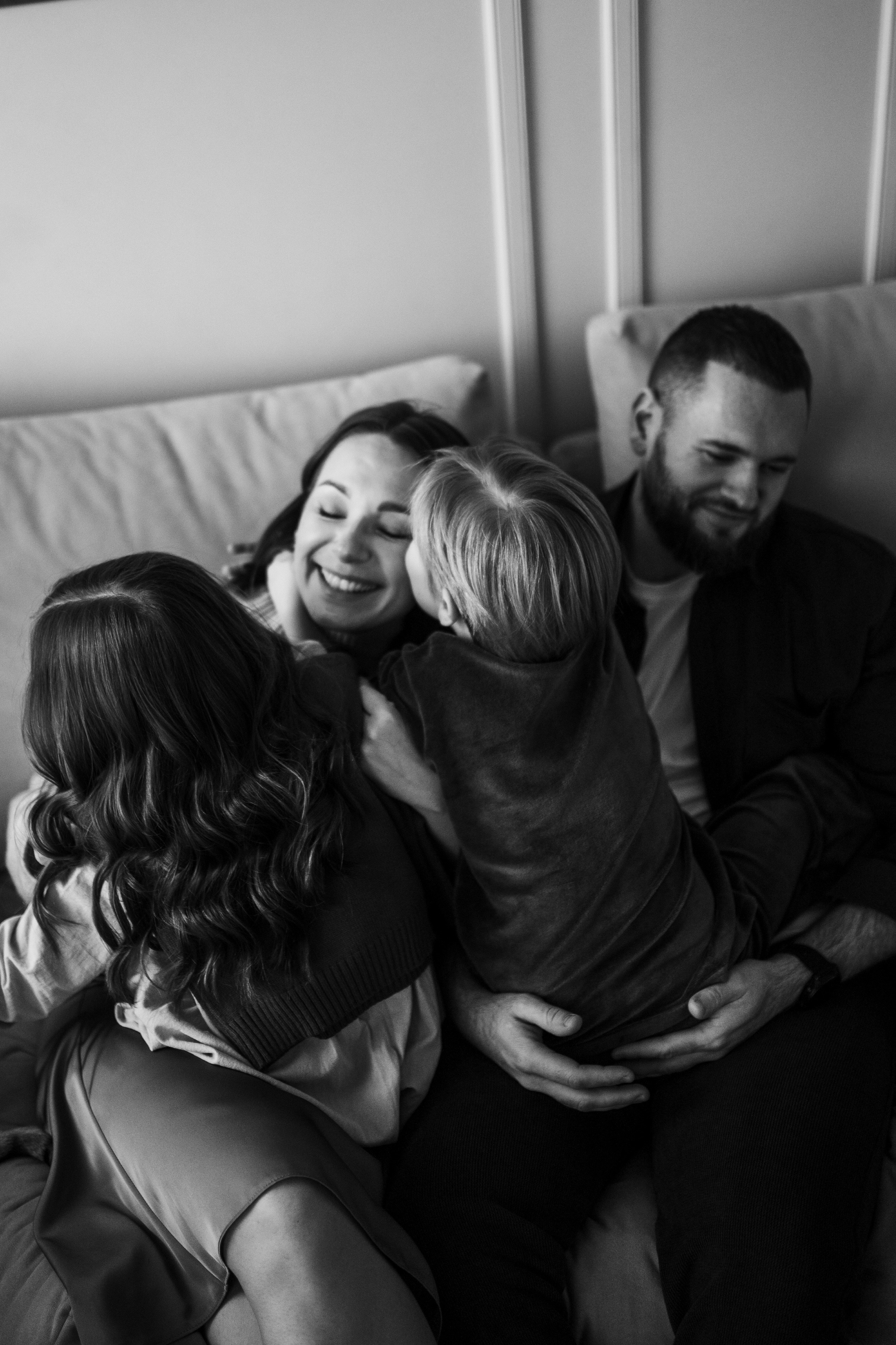 Валентин, Ирина, Евсей, Кира и Агата дома. Семейный и свадебный lifestyle-фотограф в Москве Мария Петрова