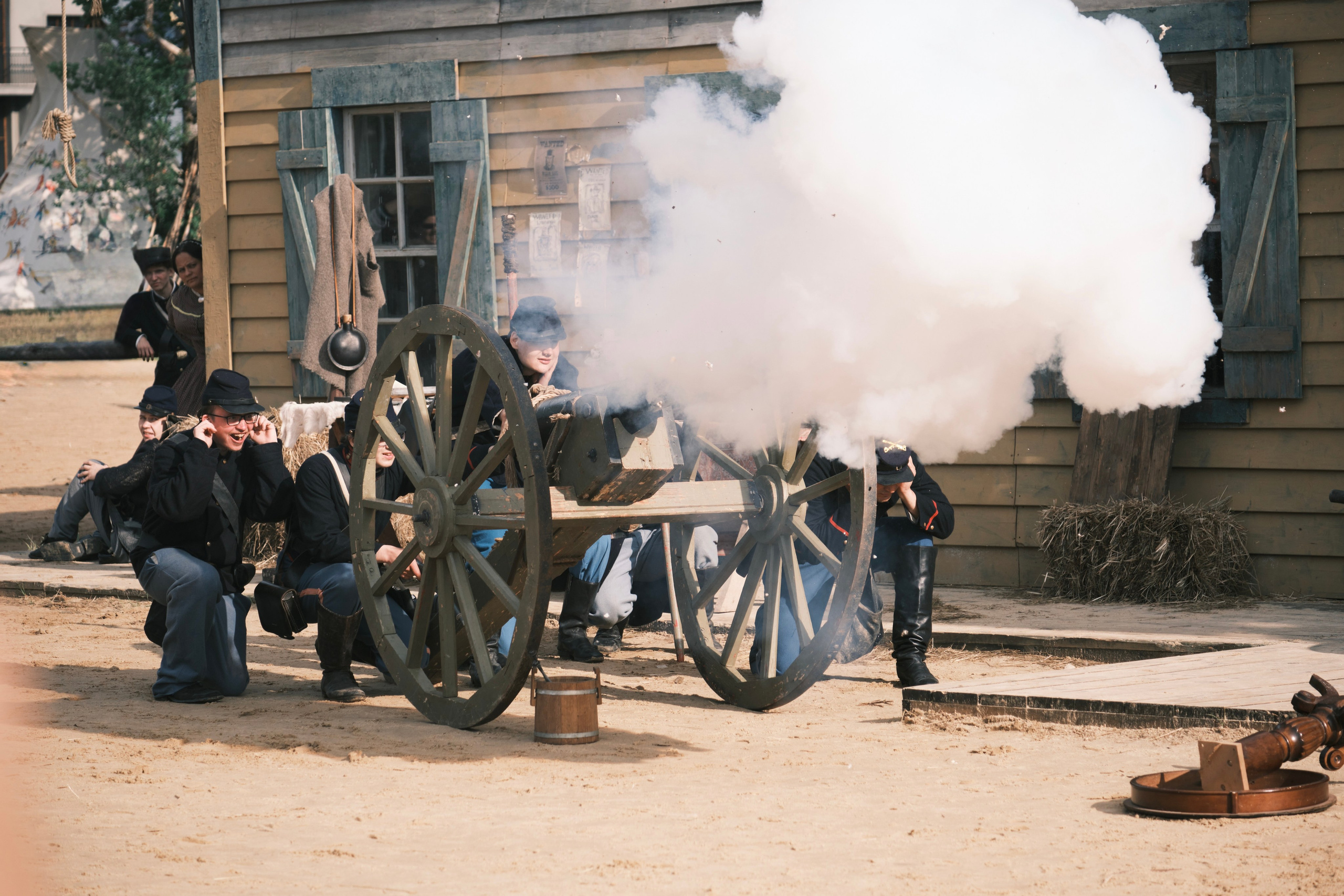 Конфидералы стреляют из пушки