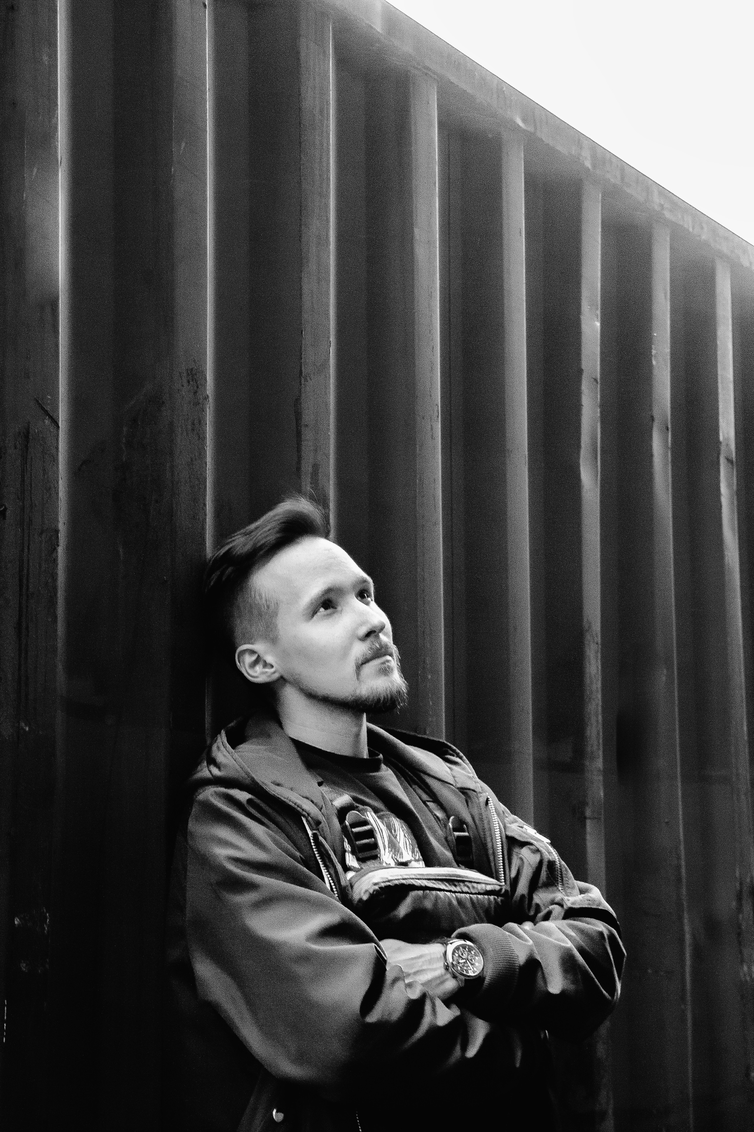 Задумчиво смотрит в небо на заброшенном здании