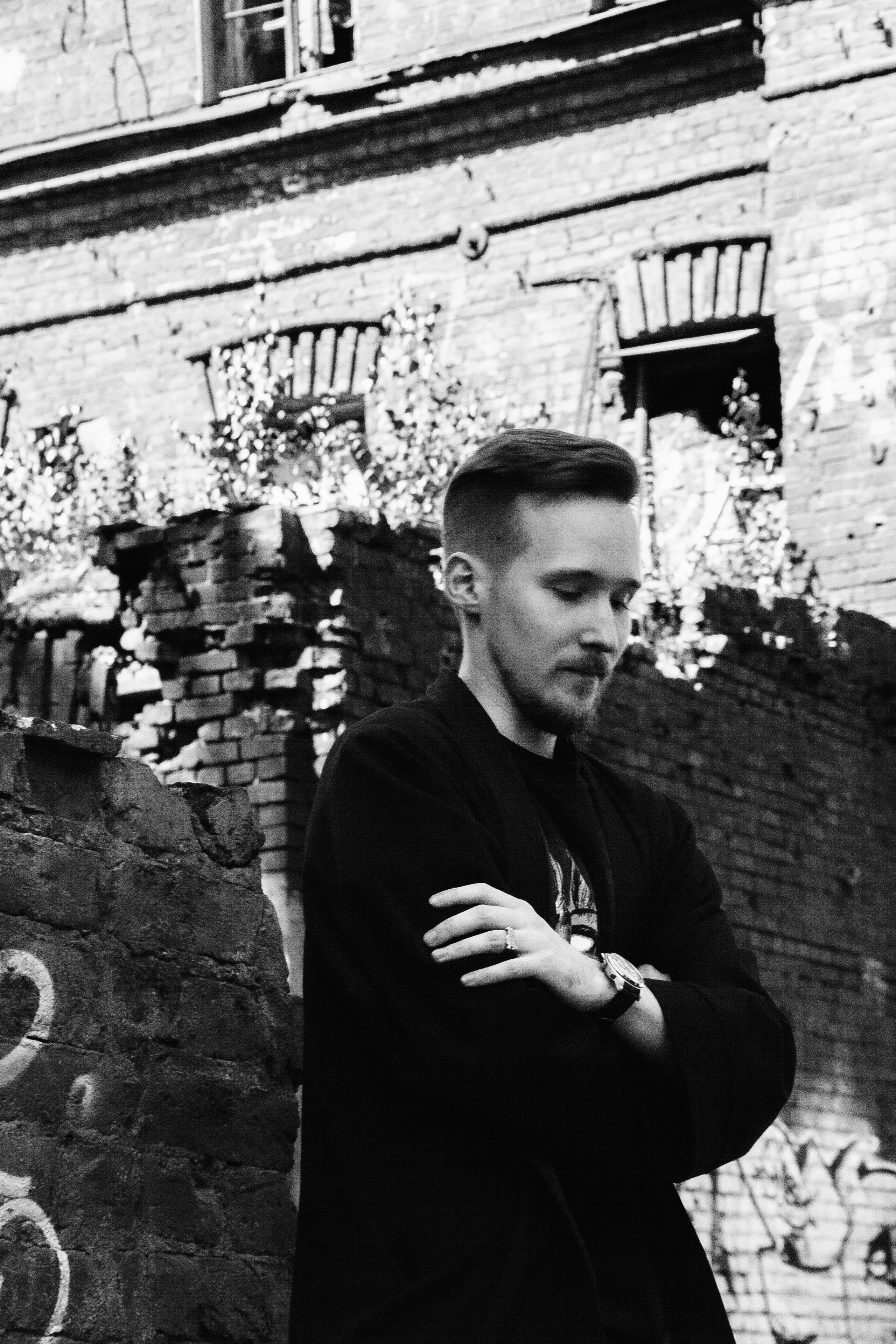 Молодой человек на фоне заброшенного здания, портретная сьемка