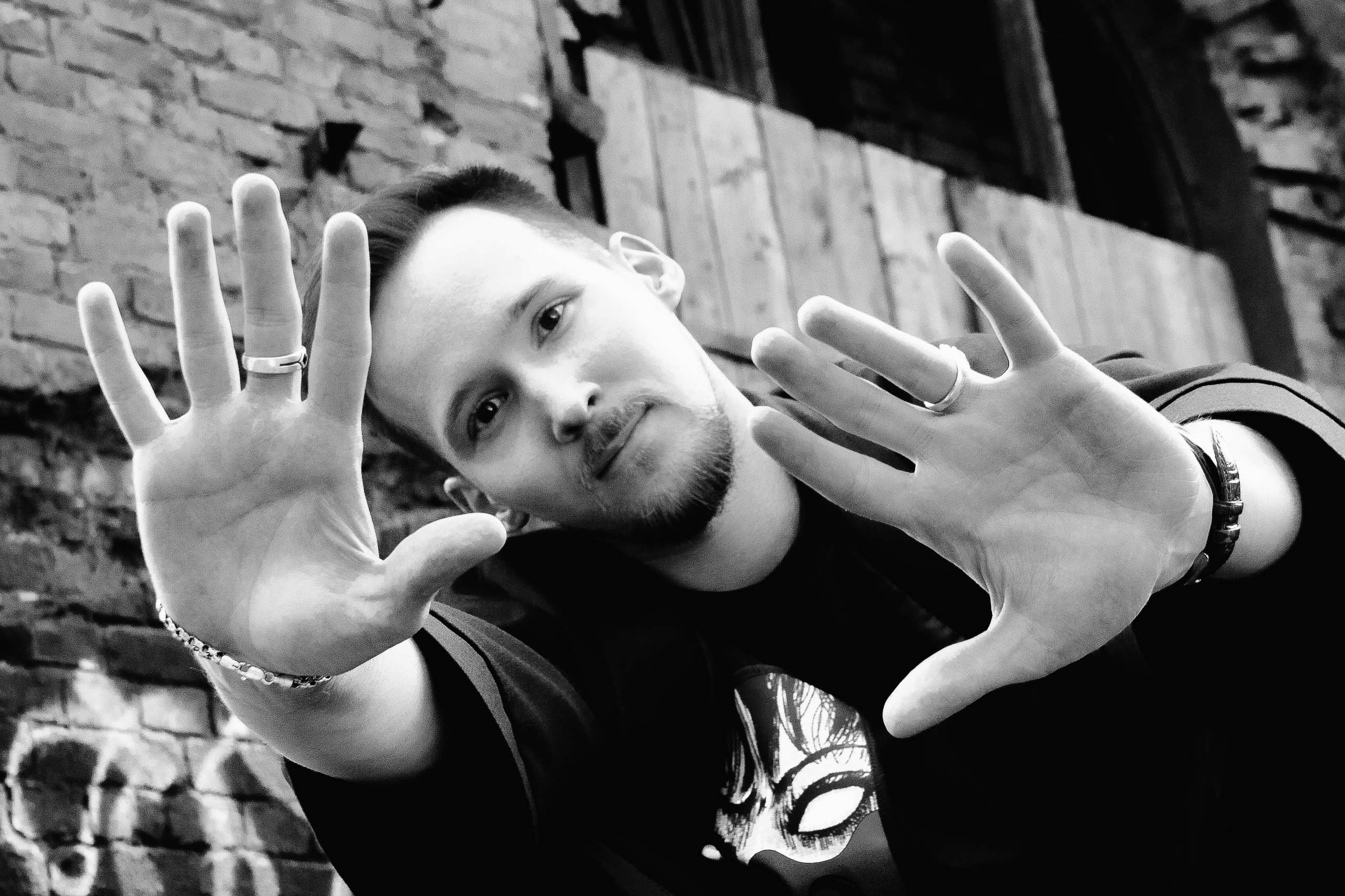 На фоне красного треугольника