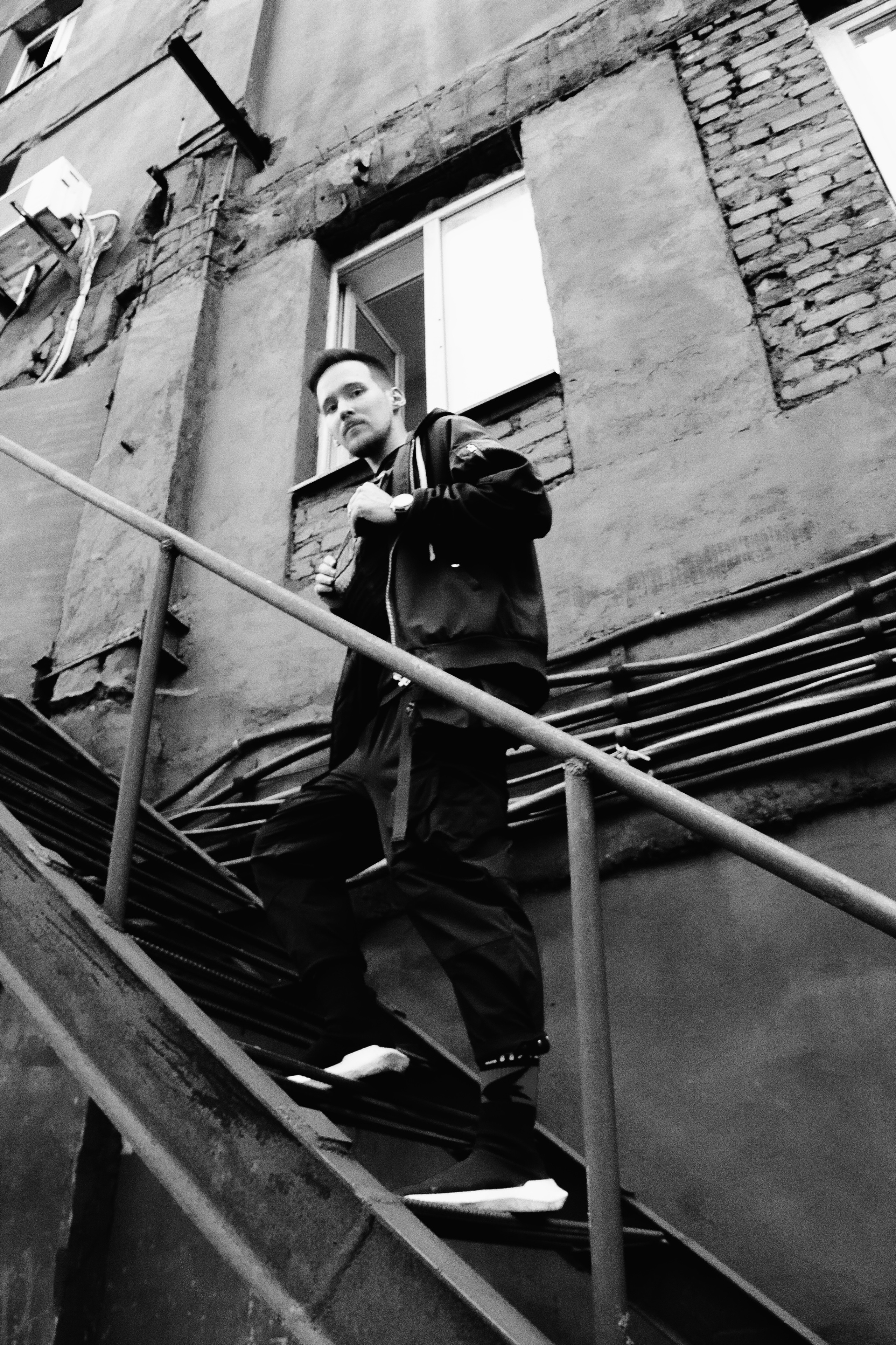 Молодой человек поднимается по лестнице