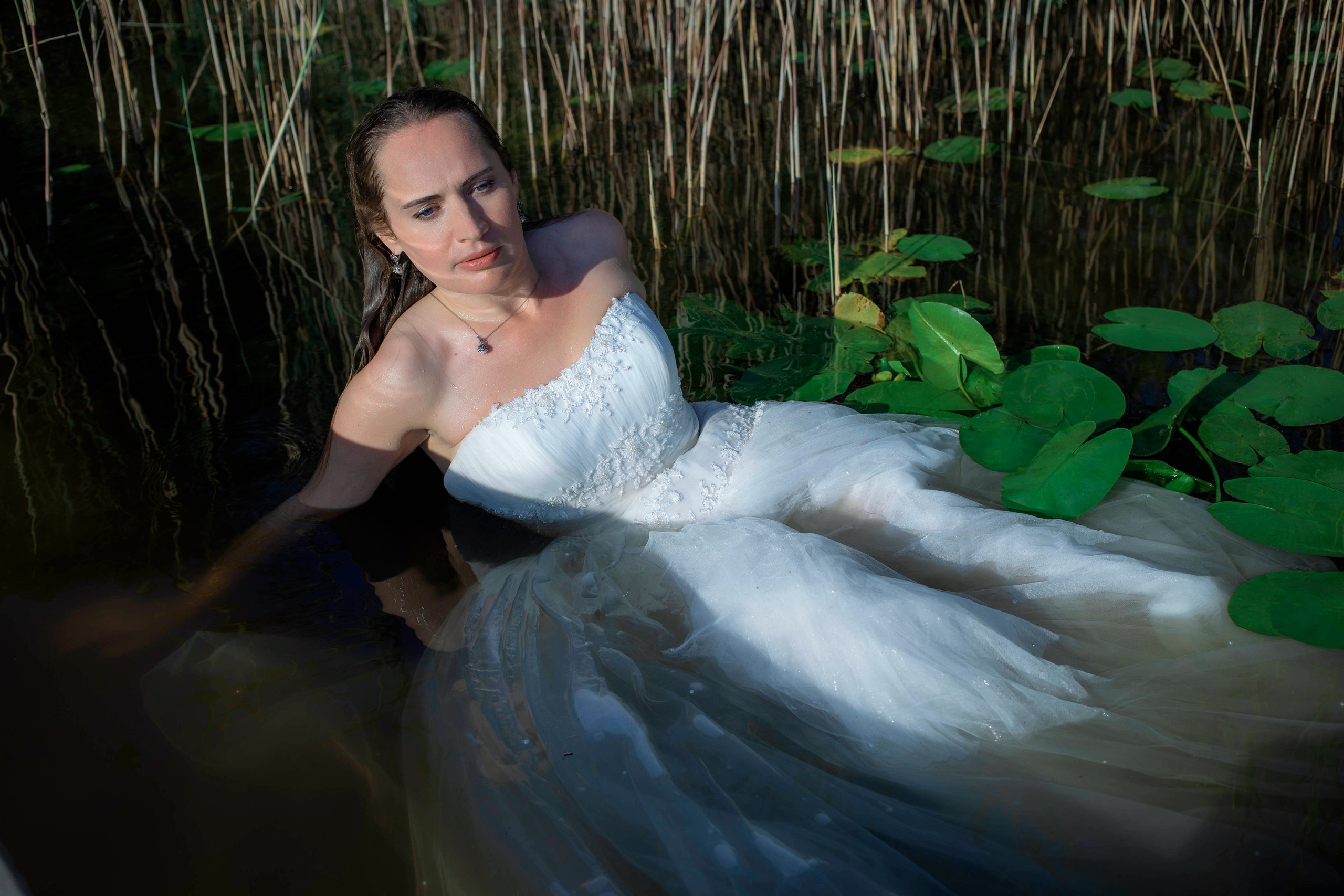 Вторая жизнь свадебного платья: фотосессия на озере под Санкт-Петербургом. Портретные фотосессии, контент-съемки, репортаж