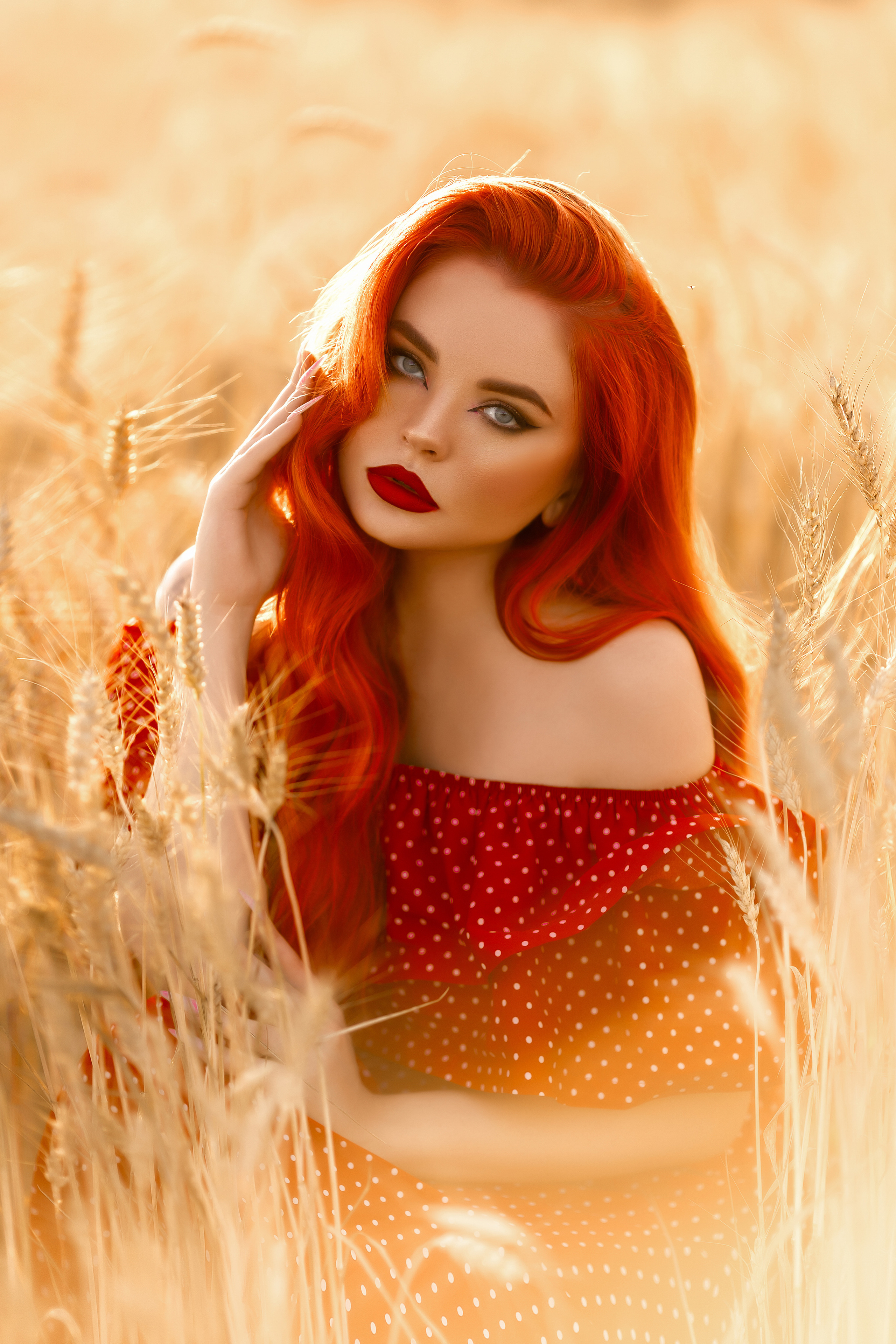 женская фотосессия в тюках сена, фотосессия во ржи