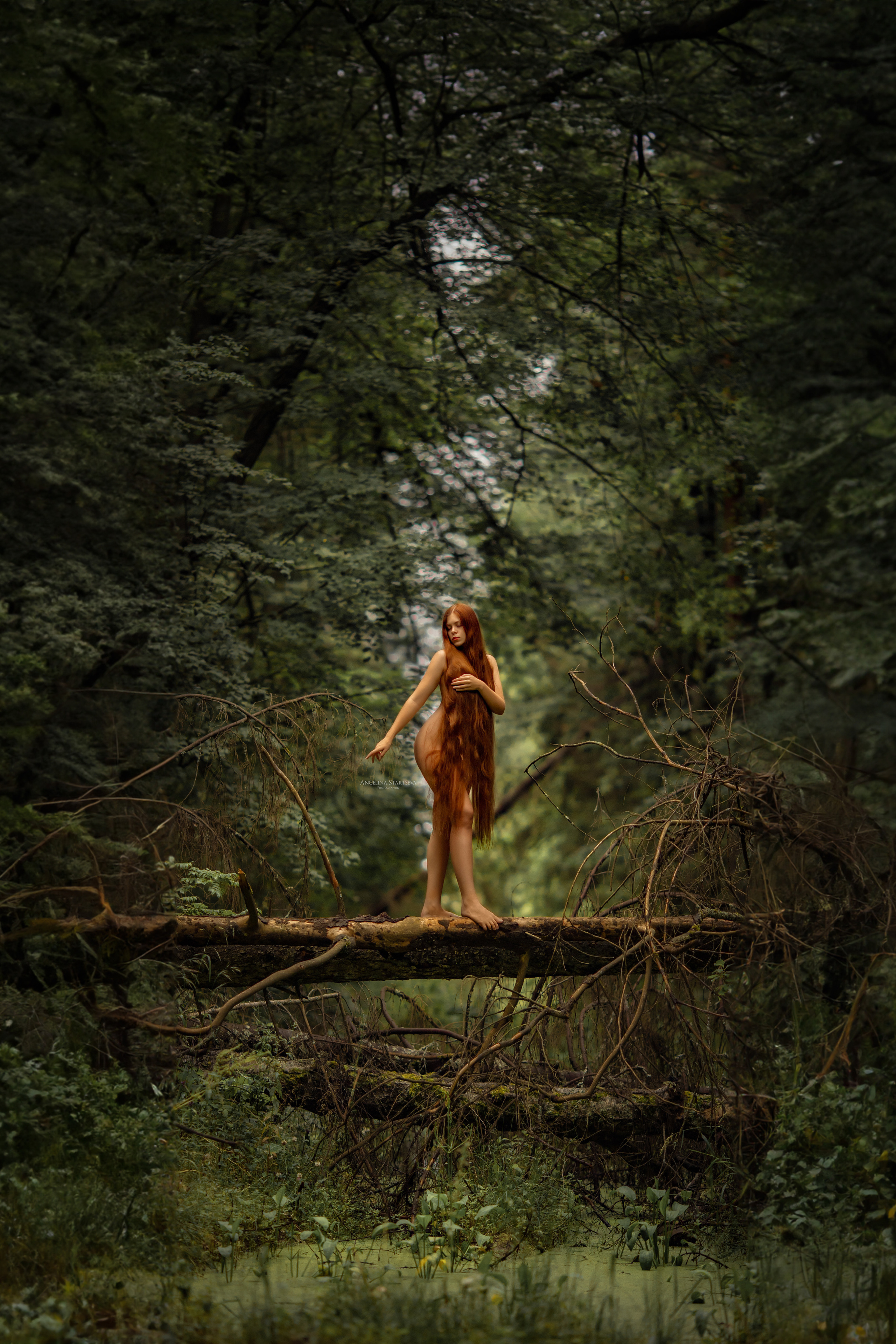 голая девушка в лесу 