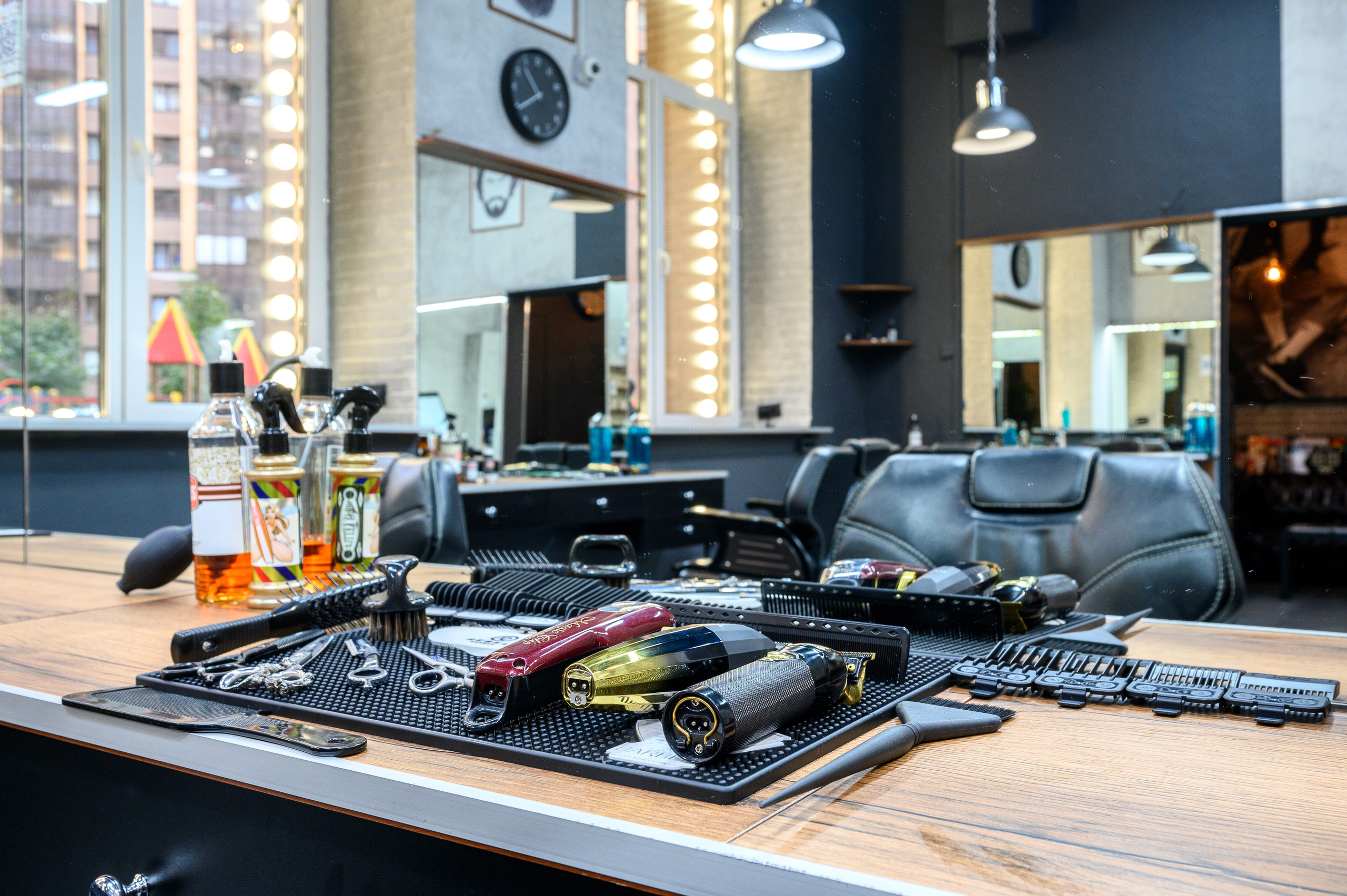 Студия стрижки TOPHAIR. Интерьерный фотограф. Фото- видеосъемка недвижимости Санкт-Петербург