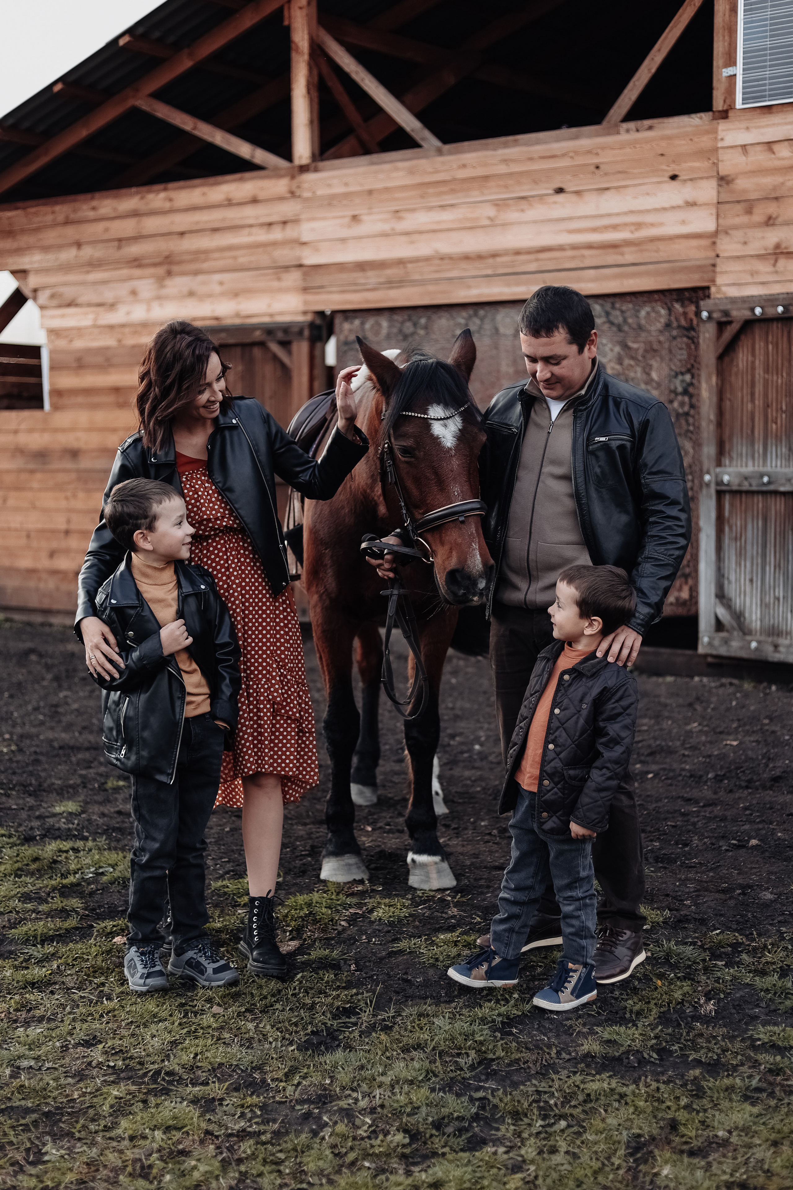 Прогулка на конюшне. СЕМЕЙНЫЙ ФОТОГРАФ КРАСНОЯРСК, ЖЕЛЕЗНОГОРСК