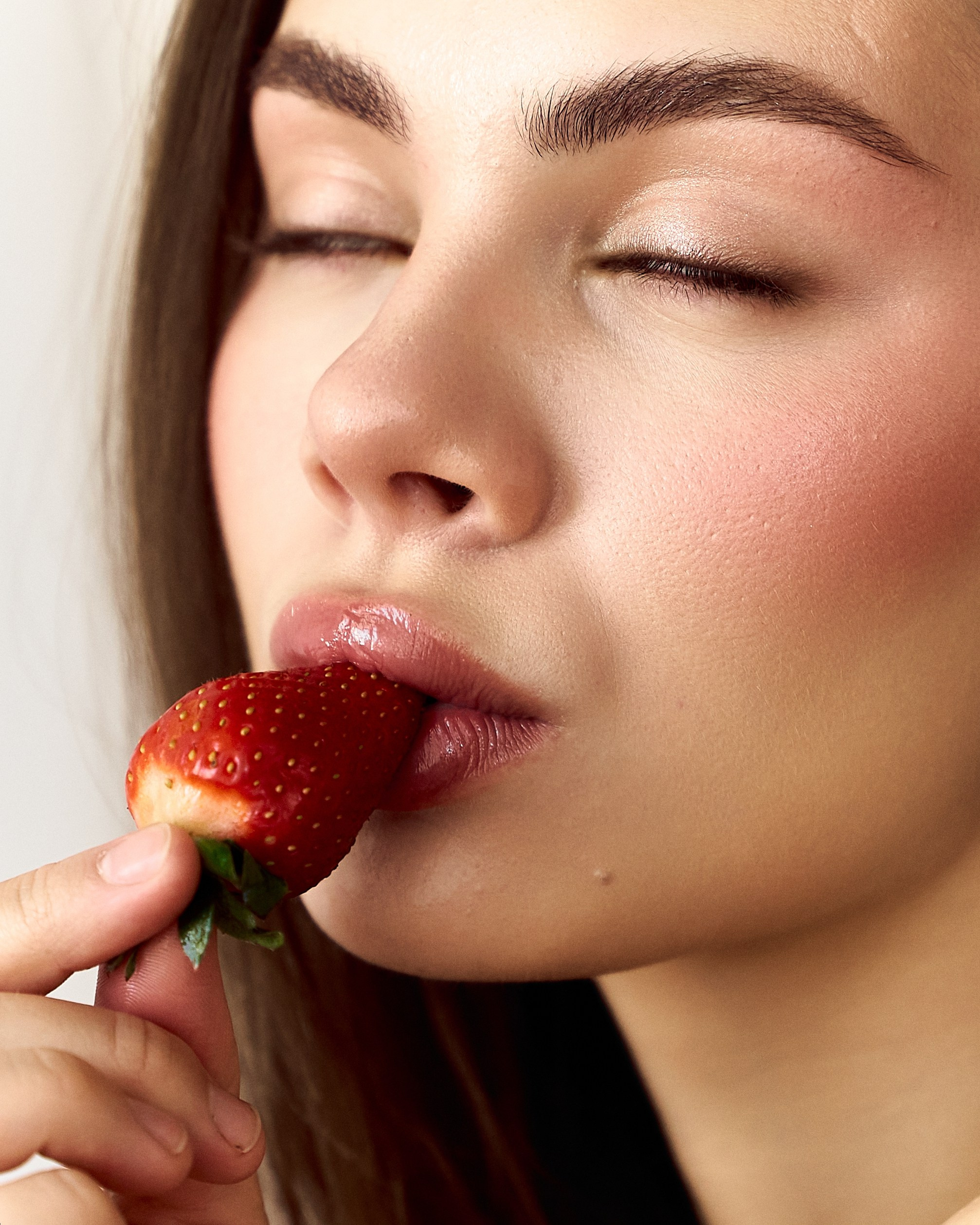 Лиза с клубникой. Главная