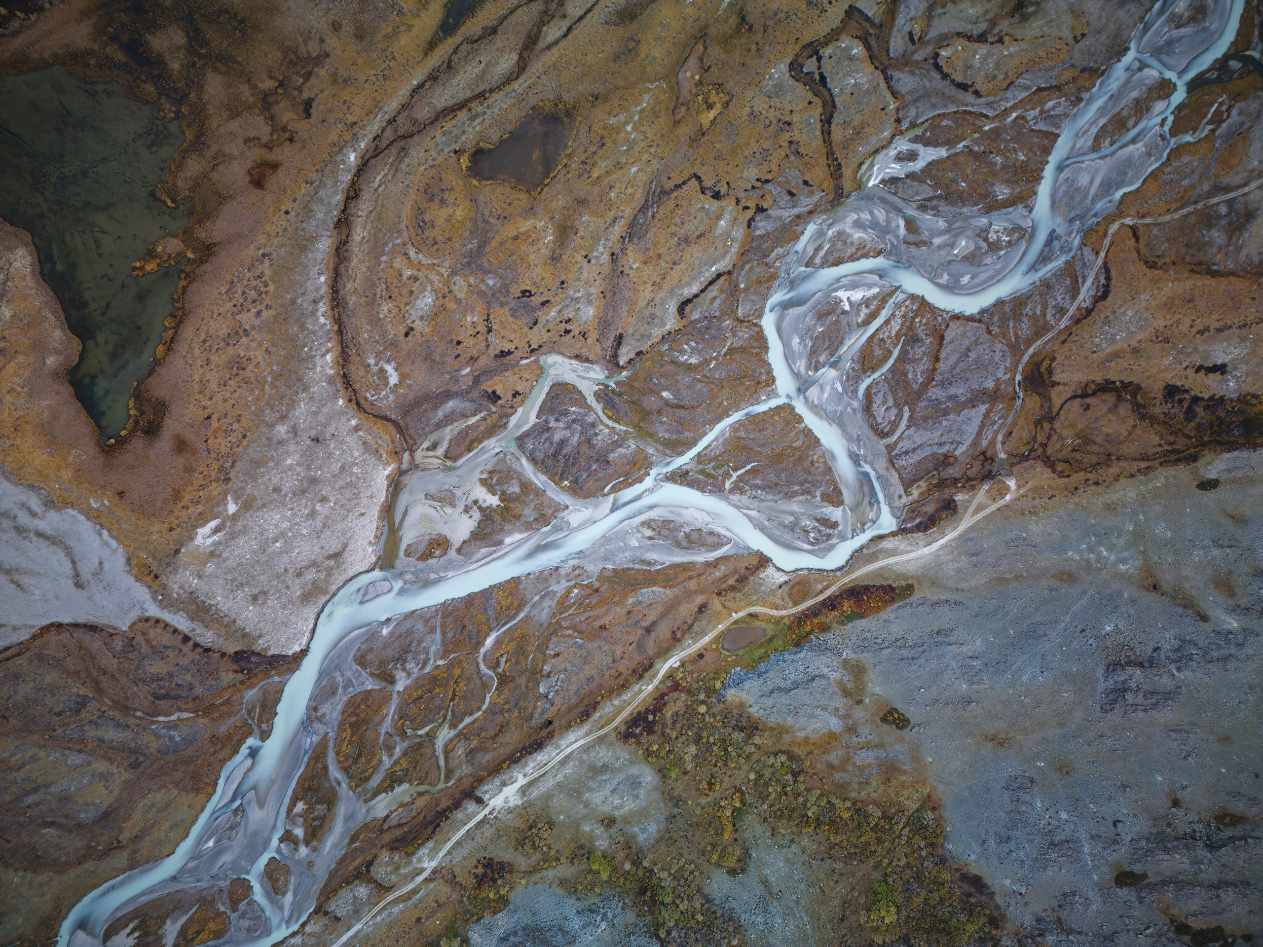 Бирюзовая река и ее рукава с дрона