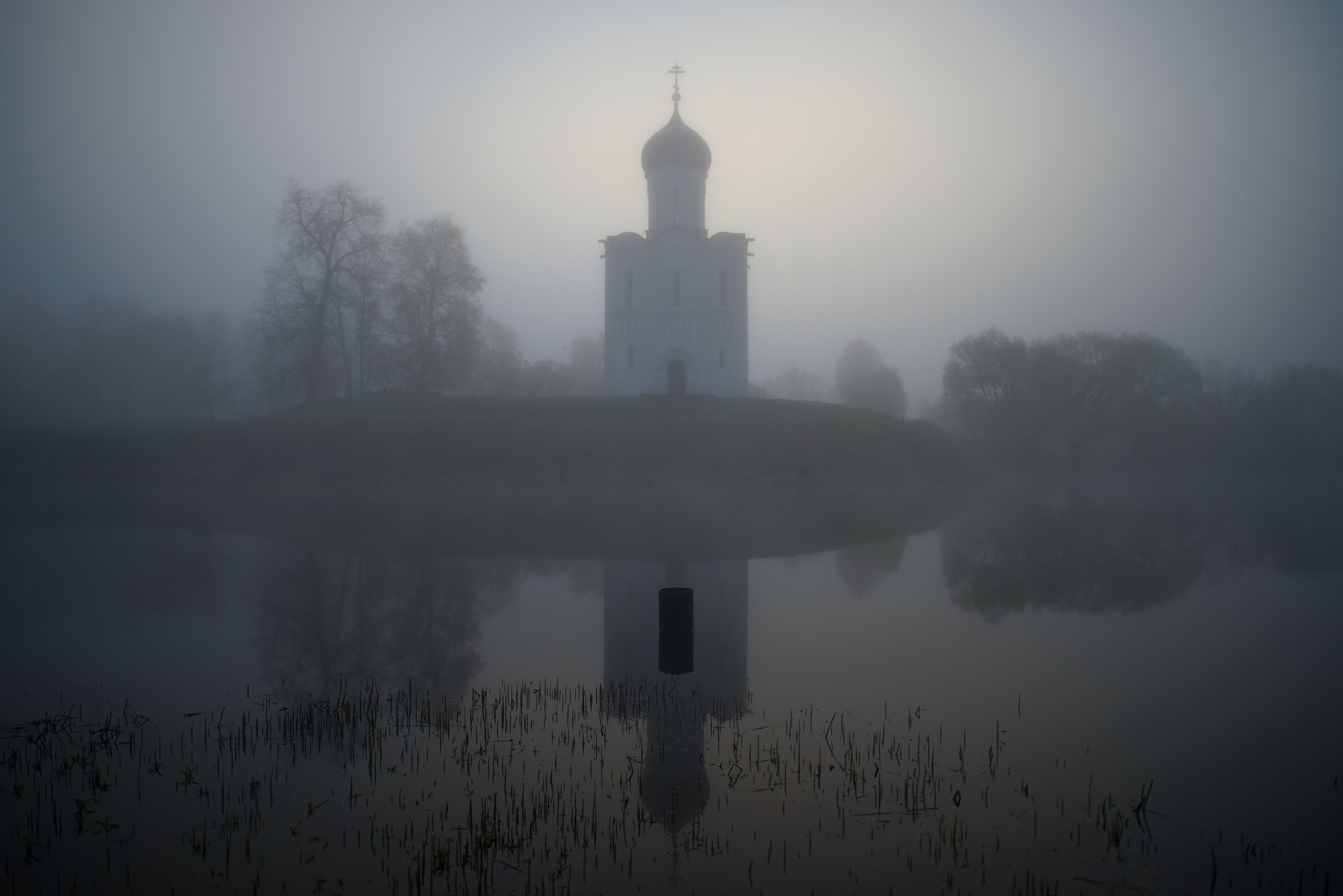 Храм Покрова на Нерли на рассвете в тумане