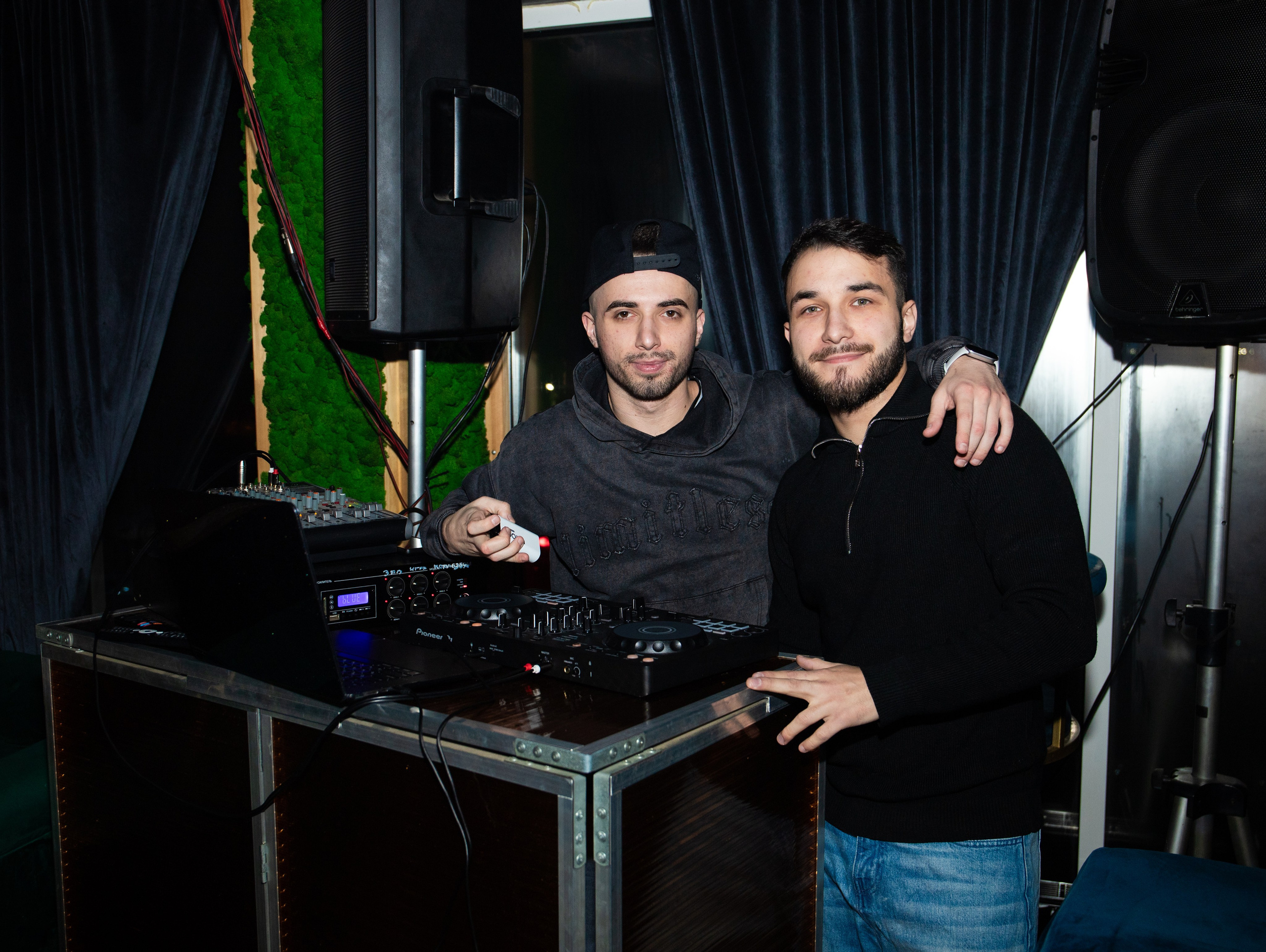 Репортажка из кальян-бара. Свадебный и семейный фотограф в Москве Мила Широких