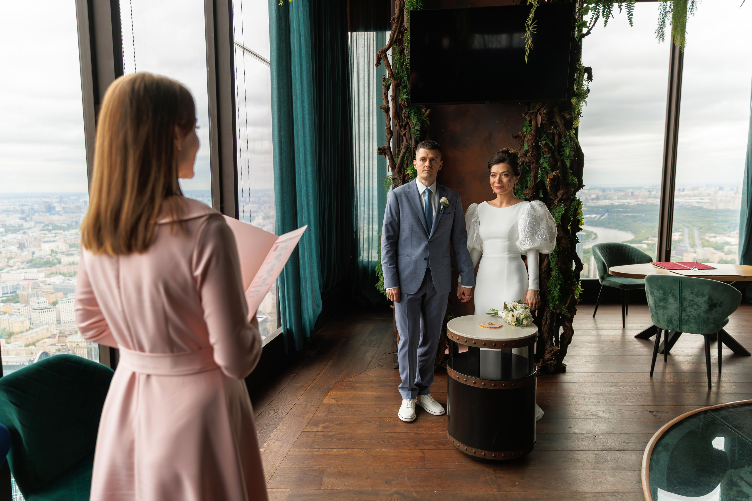 Свадебная фотосессия в библиотеке читальне им Пушкина. Свадебный фотограф Москва и МО Сергей Киржаев