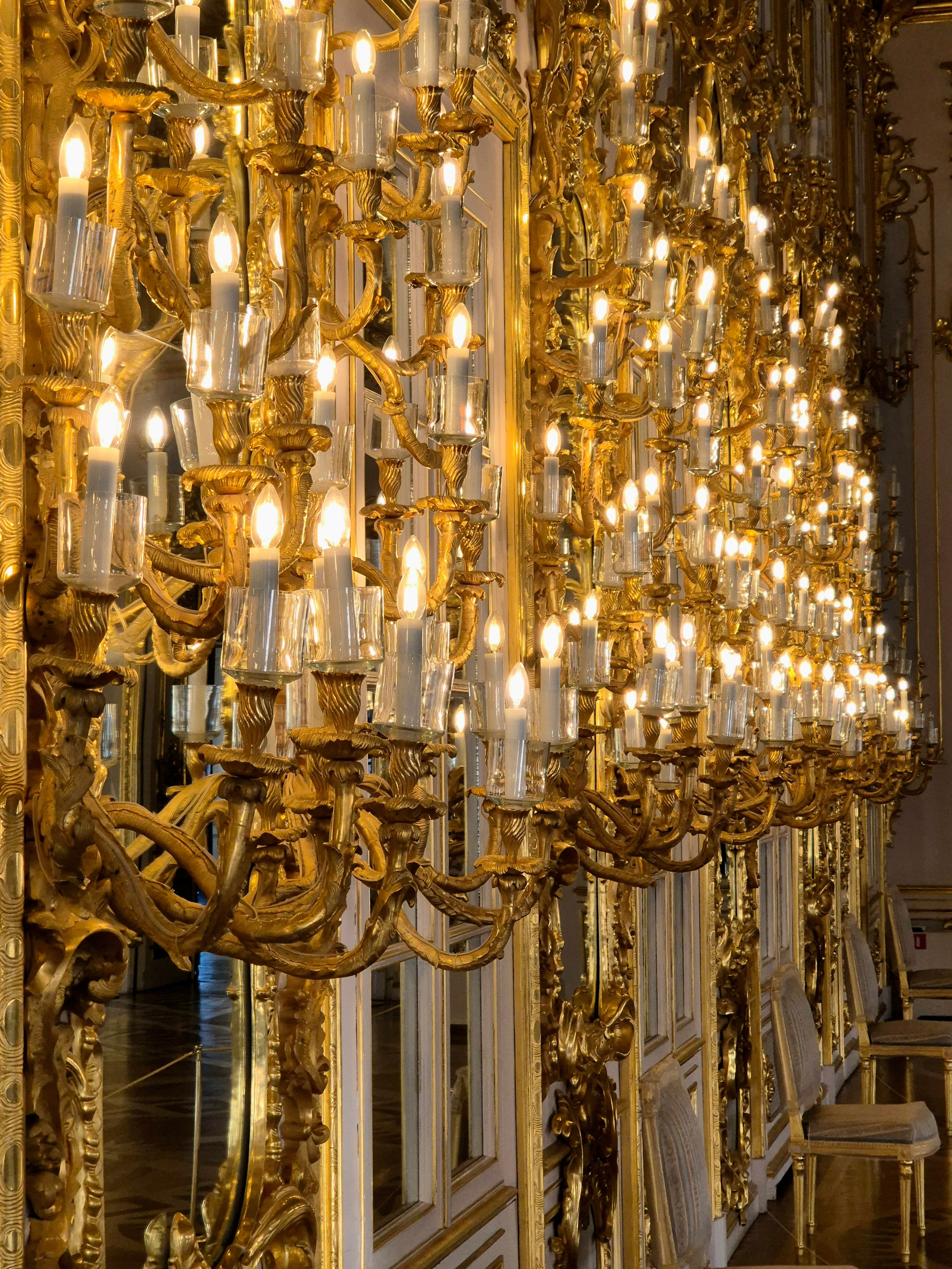 Дворец после разрушений Великой Отечественной долго восстанавливался. Помню еще посещение в 7-летнем возрасте - часть залов реставрировались