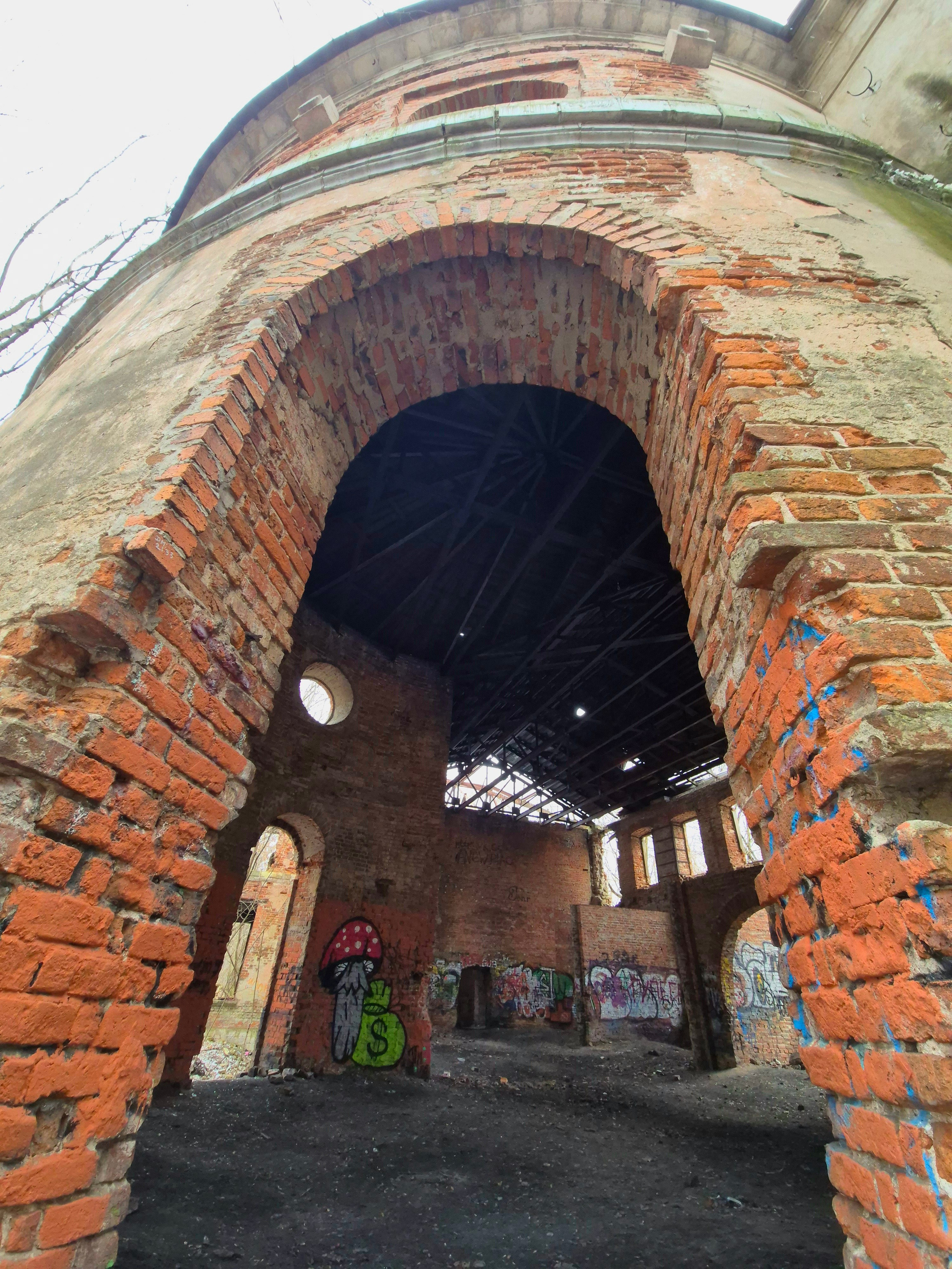 В зале с ротондой располагался домашний театр. Одна из немногих сохранившихся построек. Правда, говорить о сохранности здания в таком виде уже невозможно. И оно даже не огорожено, продолжает разрушаться само и под воздействием вандалов