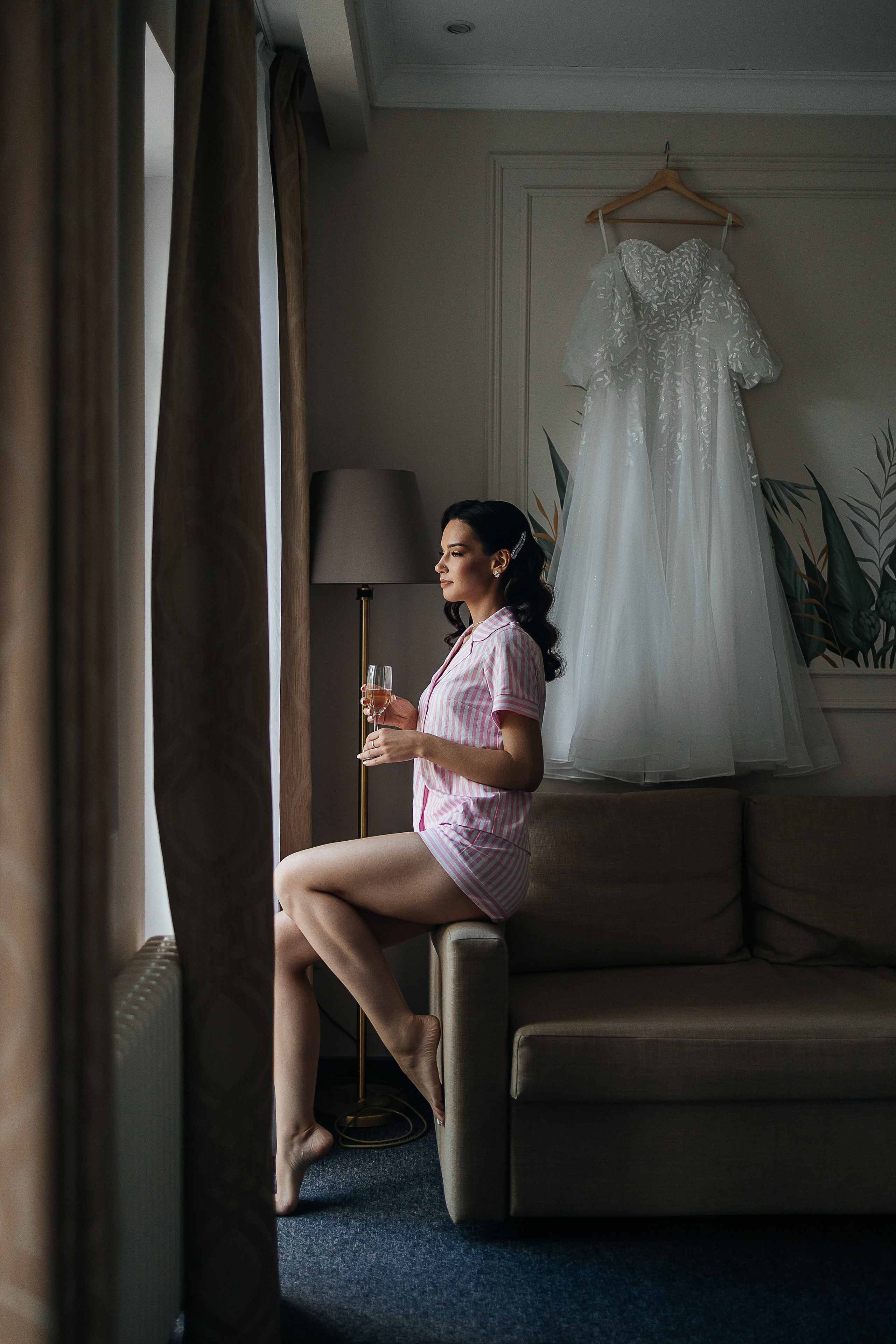 Волшебное утро невесты в номере отеля. Олег Сверчков | Свадебный фотограф Вологда