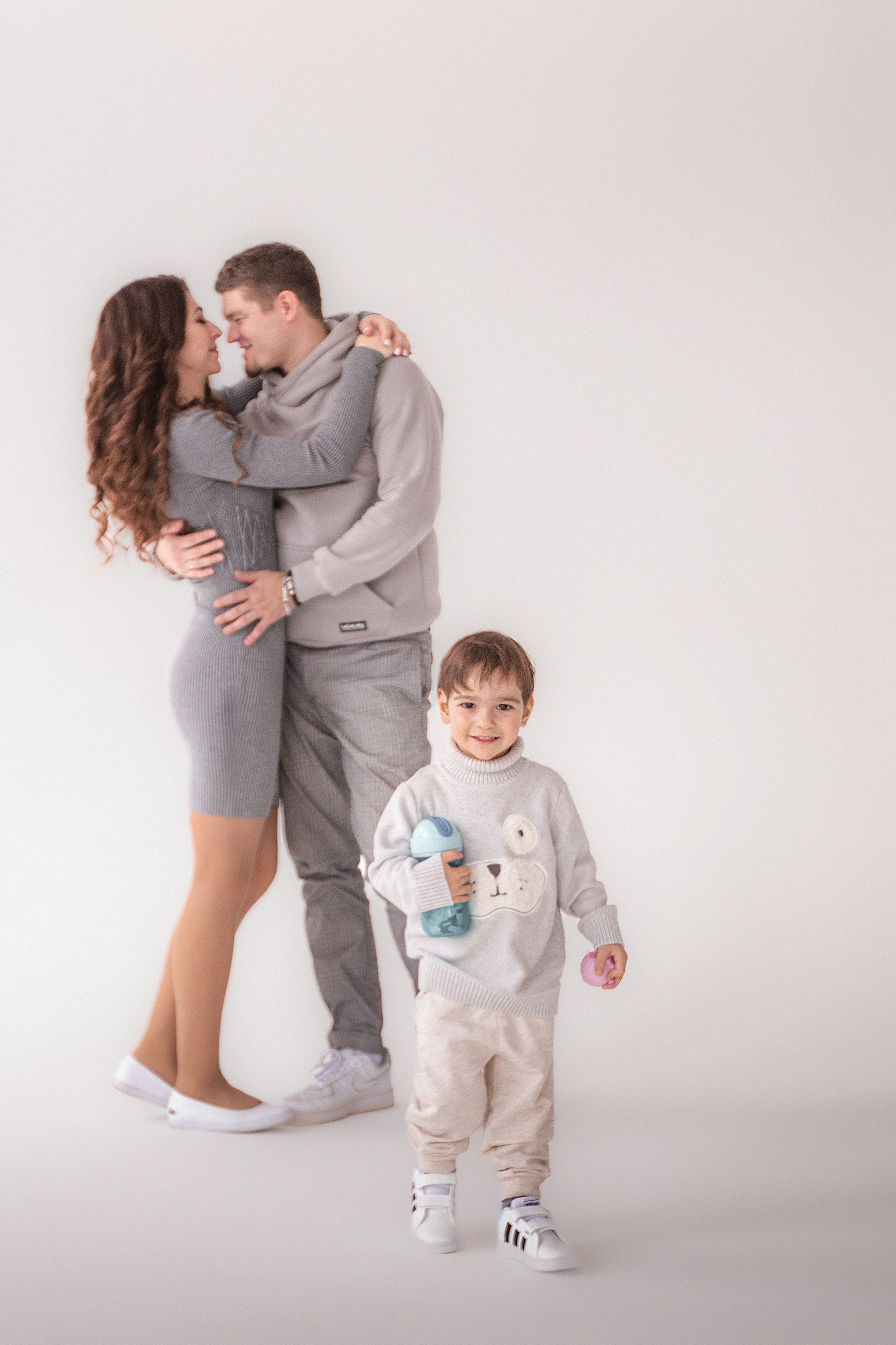 СЕМЕЙНЫЙ ПОРТРЕТ | ОФОРМЛЕНИЕ ИНТЕРЬЕРА ФОТОГРАФИЯМИ. Антон, Яна и Тимоша. Фотограф в Москве Оксана Цехмистер