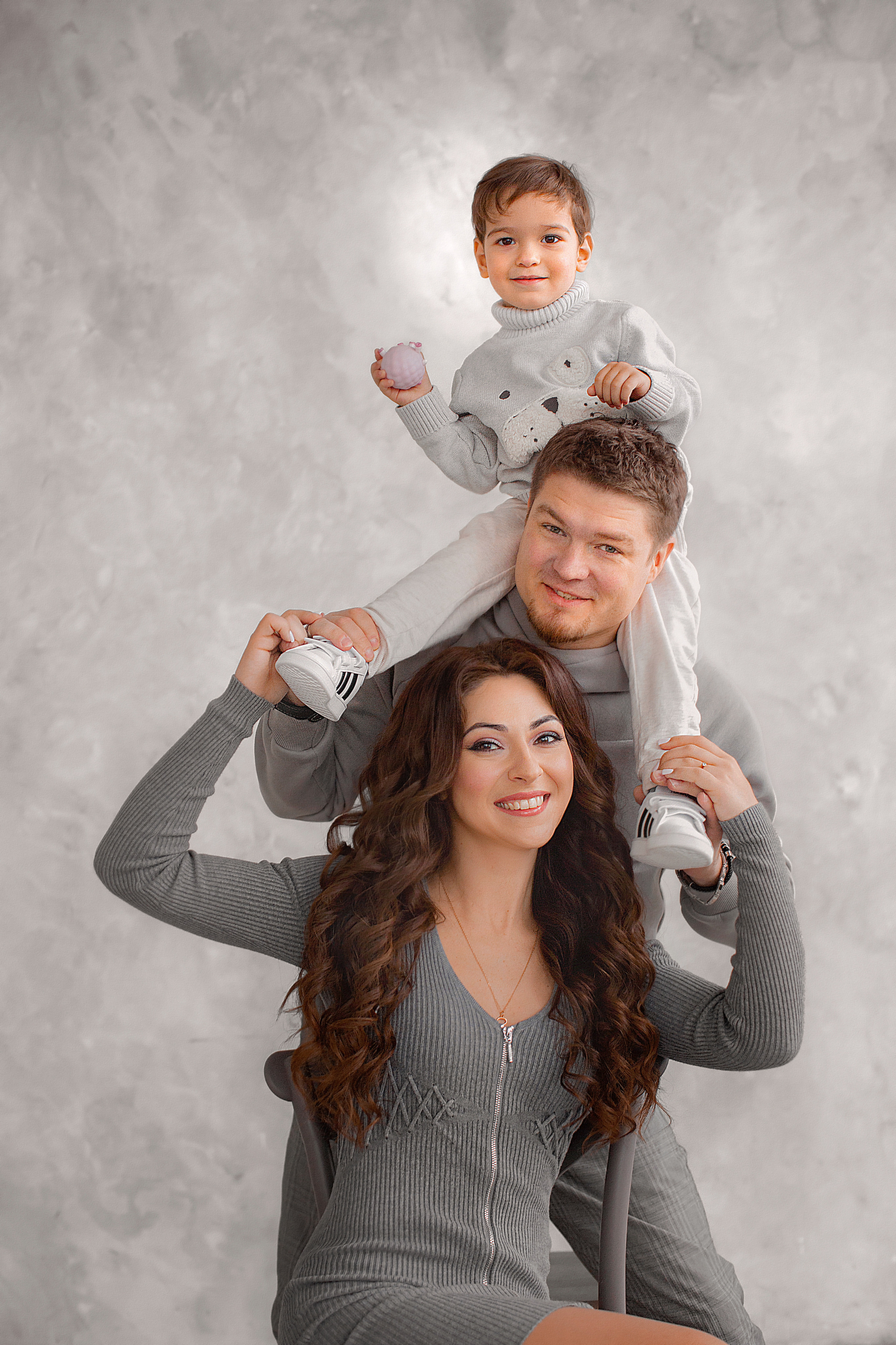 СЕМЕЙНЫЙ ПОРТРЕТ | ОФОРМЛЕНИЕ ИНТЕРЬЕРА ФОТОГРАФИЯМИ. Антон, Яна и Тимоша. Фотограф в Москве Оксана Цехмистер