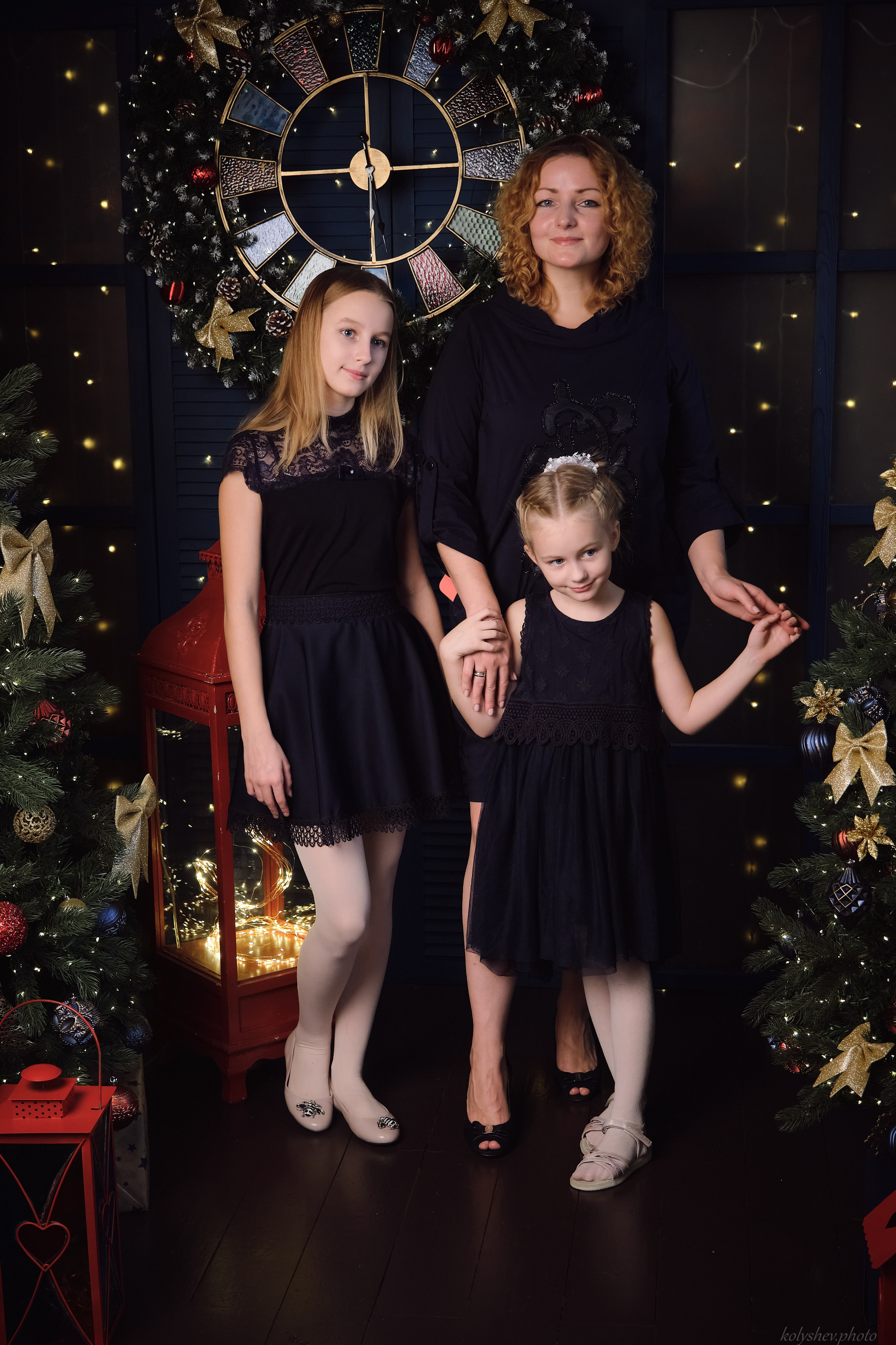 Семейная фотосессия мамы и дочек в студии в Москве фотограф Колышева Виктория. Портретный фотограф на новый год в Москве Виктория Колышева