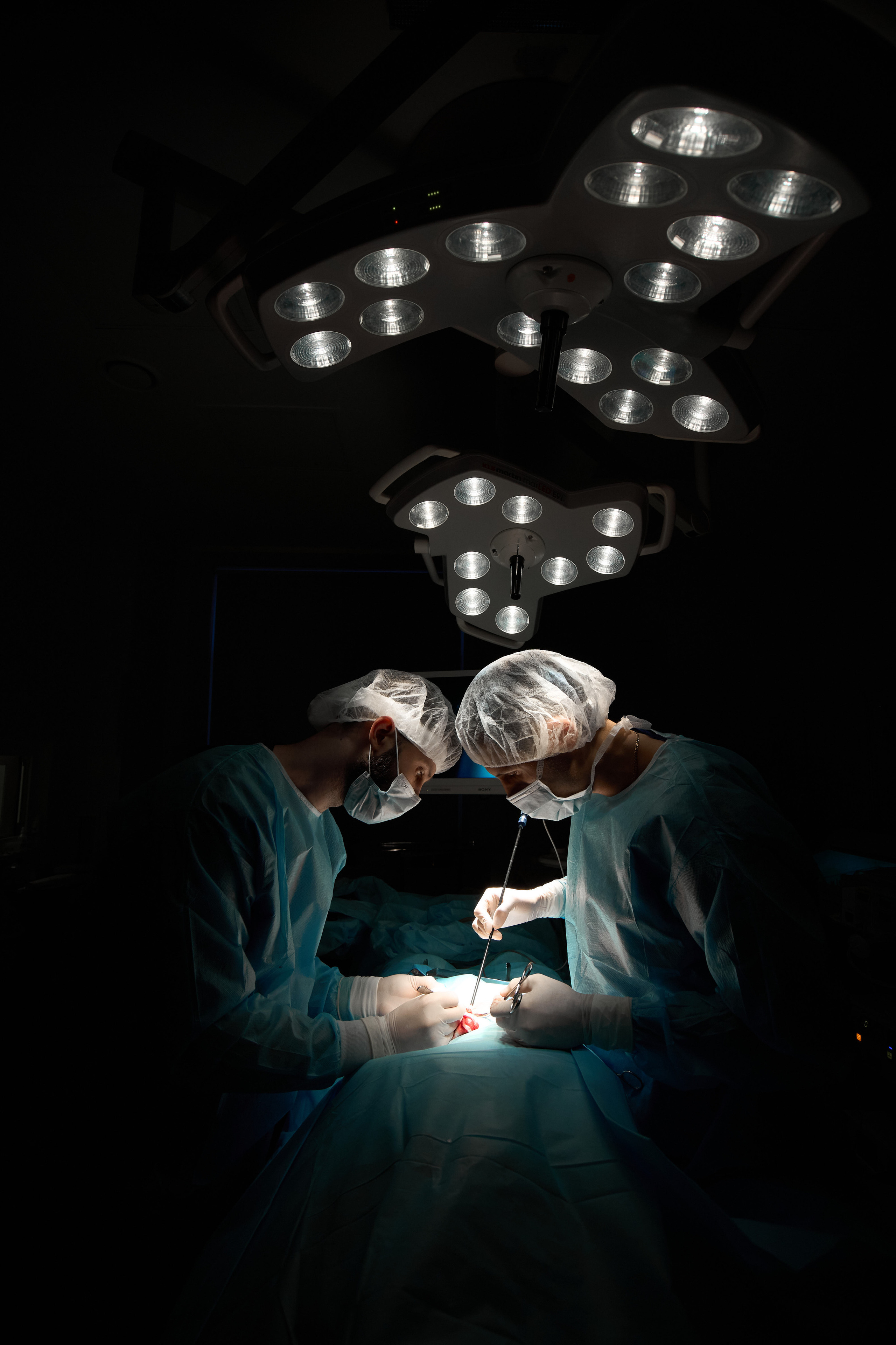 Фоторепортаж в операционной. фотографии хирурги за работой. Автор фото Александр Гладкий, репортажный фотограф в Москве.