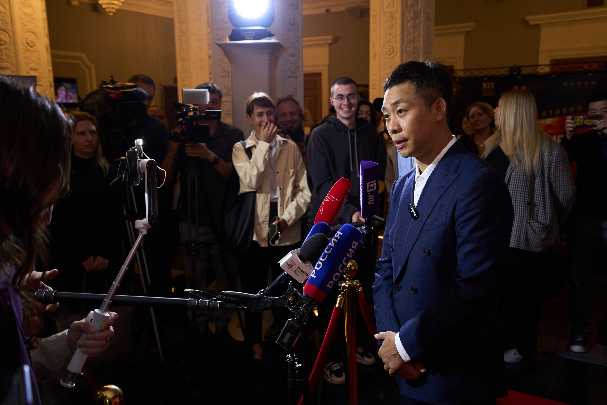 Пресс подход Китайский представитель посольства.