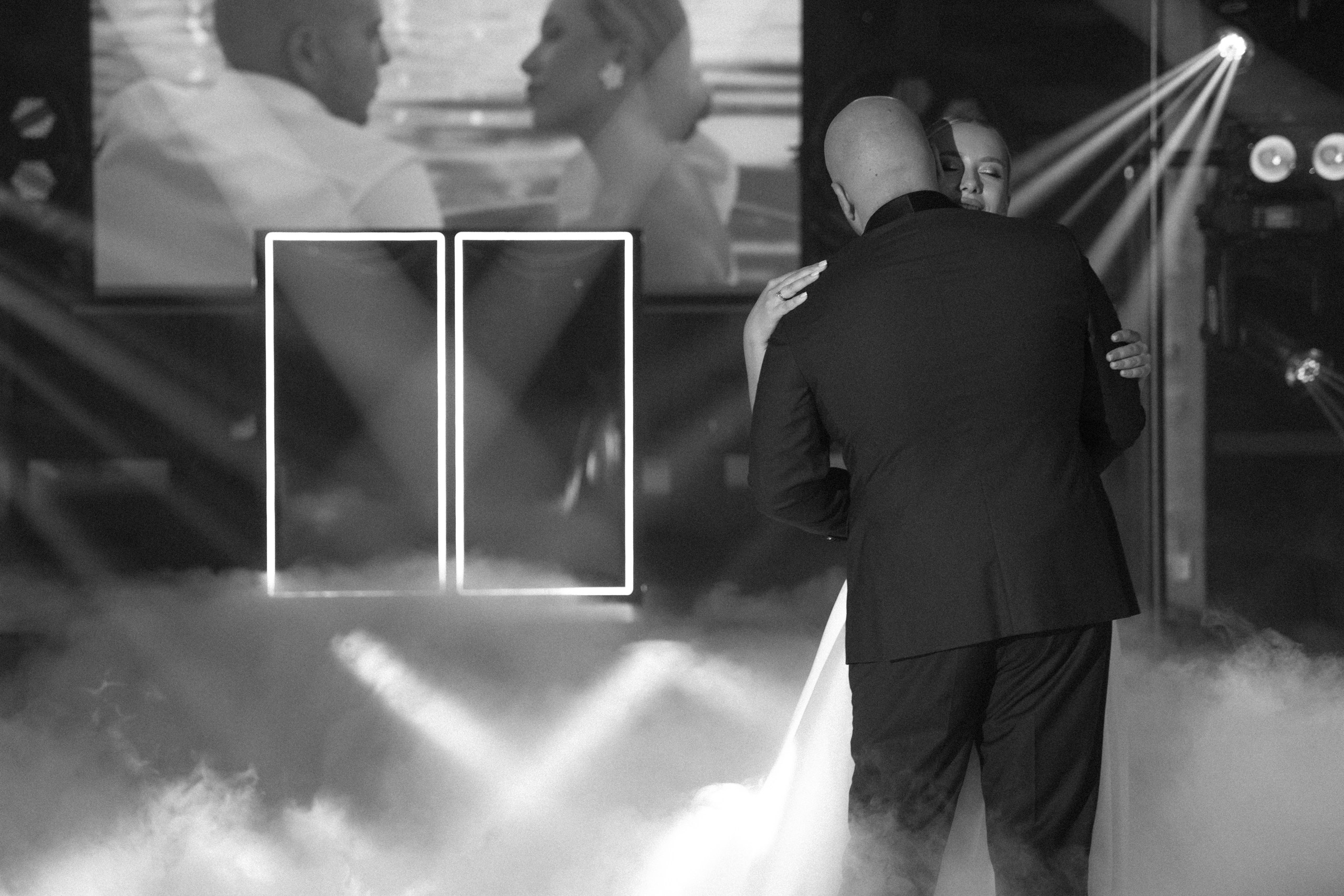 Здравствуйте! Я свадебный фотограф из Ульяновска, работаю в том числе по всей России и с выездом за границу. Снимаю свадьбы, lovestory, корпоративы, светский репортаж. Провожу обучение по фотографии, мастер-классы и воркшопы для других фотографов.