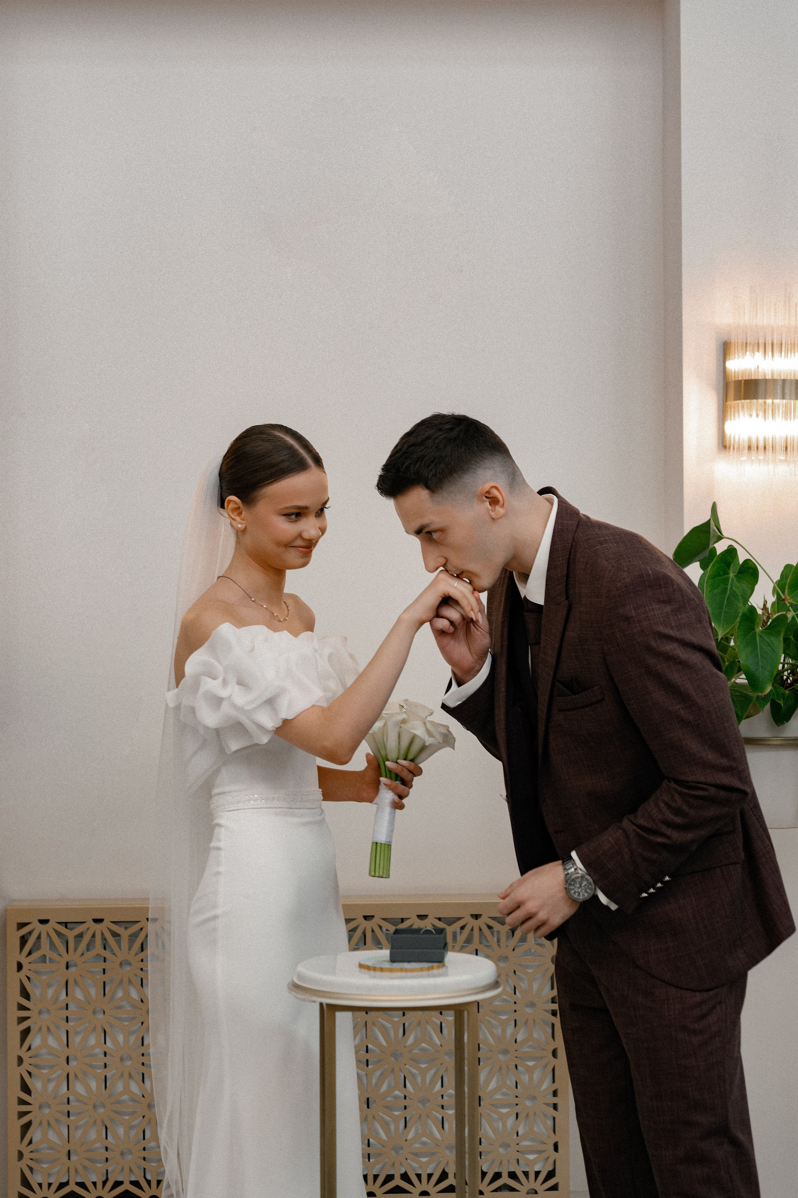 Свадебная фотосессия в Бутырском ЗАГС (Дворец Бракосочетания № 4) и прогулка в отеле Solux (Солюкс)