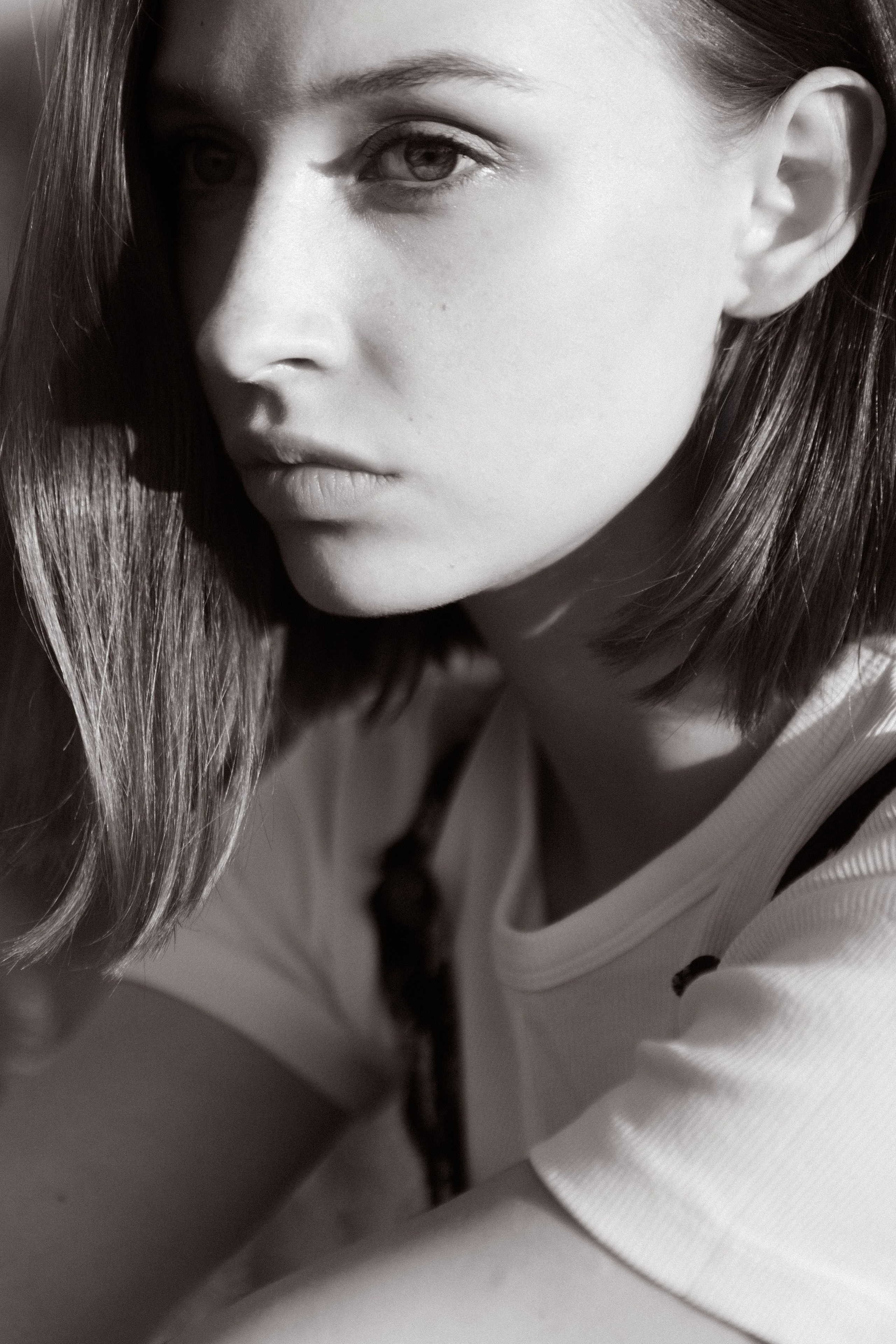 Летняя фотосессия в поле. Девушка в поле в кровати