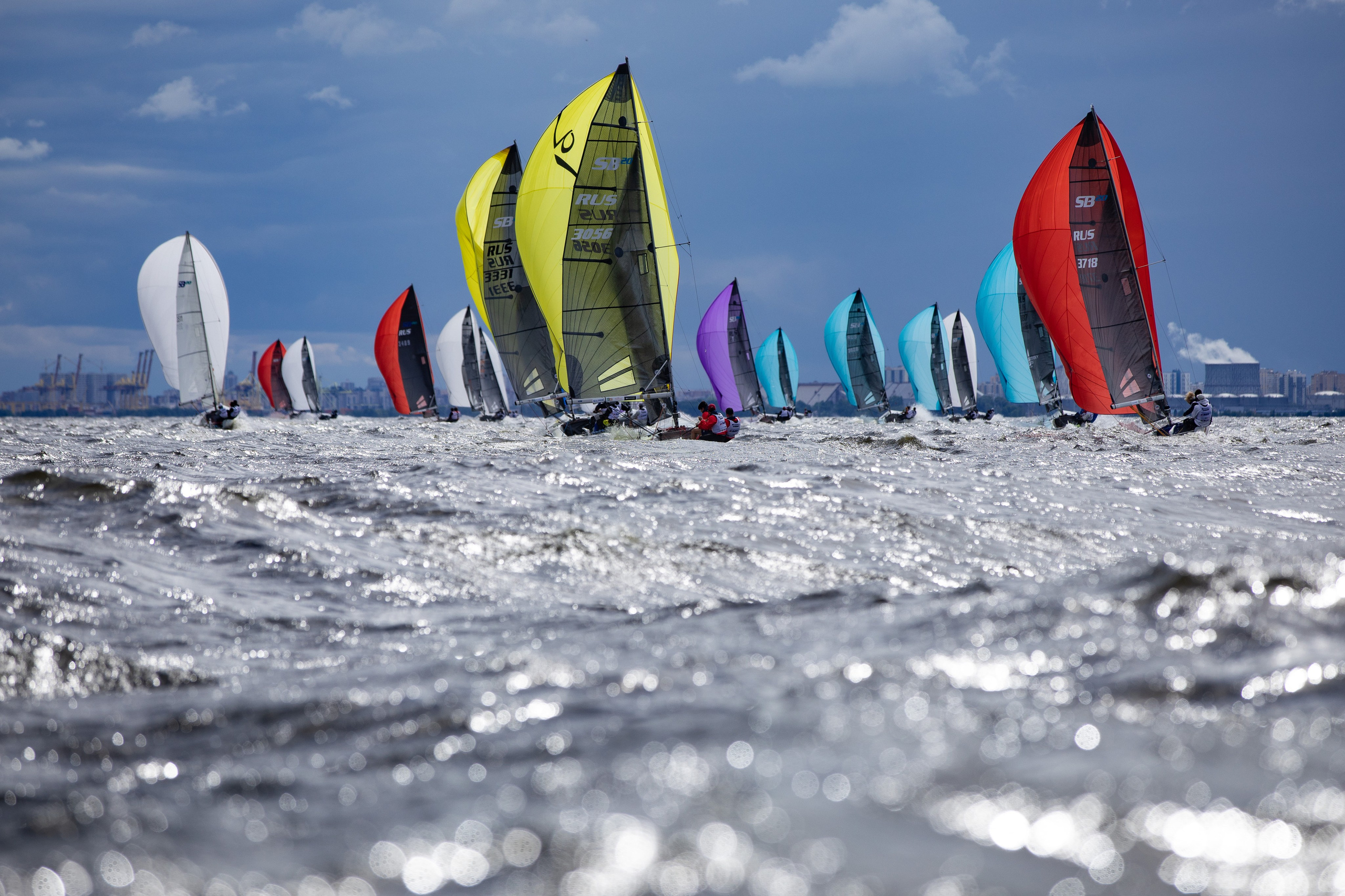 Яхты класса SB20 идут под генакерами. Разноцветные паруса.