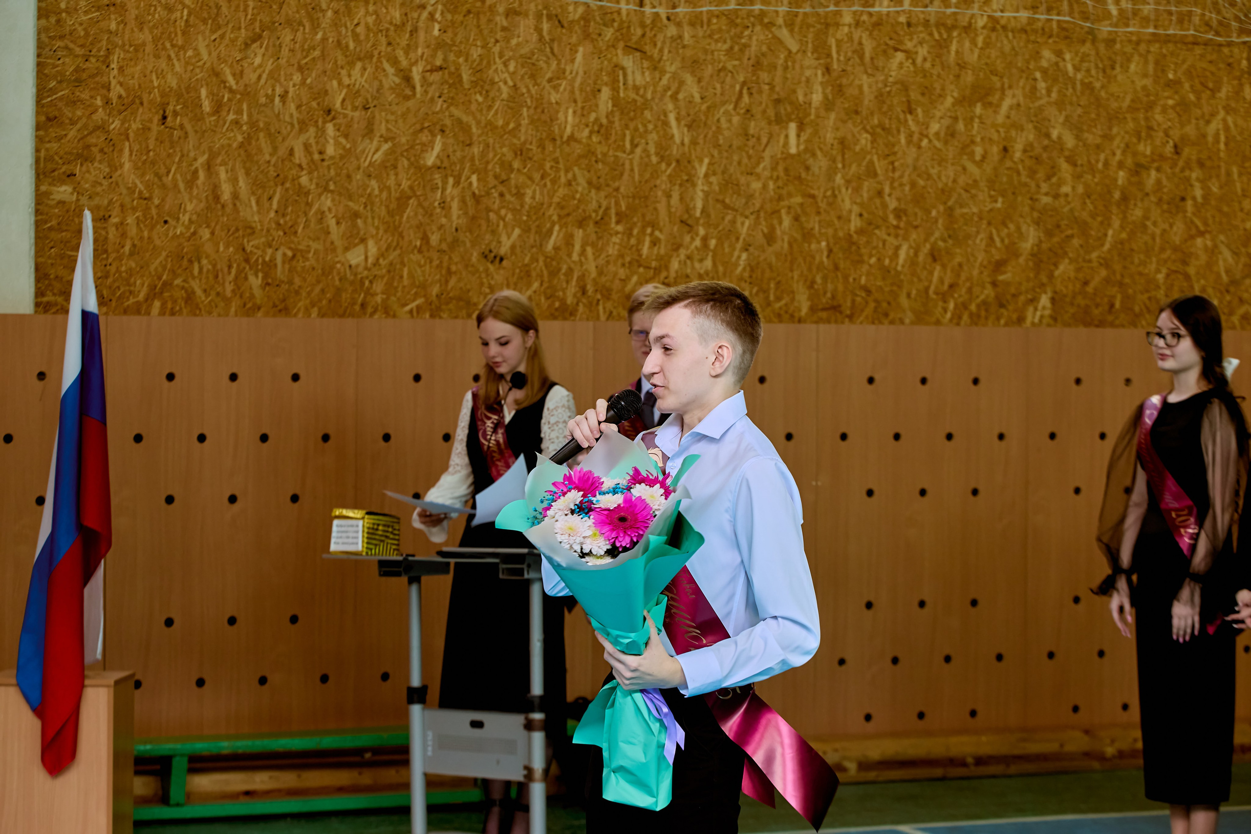 Праздничная радость и надежда в глазах выпускников, фото православного фотографа Николая Голованова, г. Дзержинск.