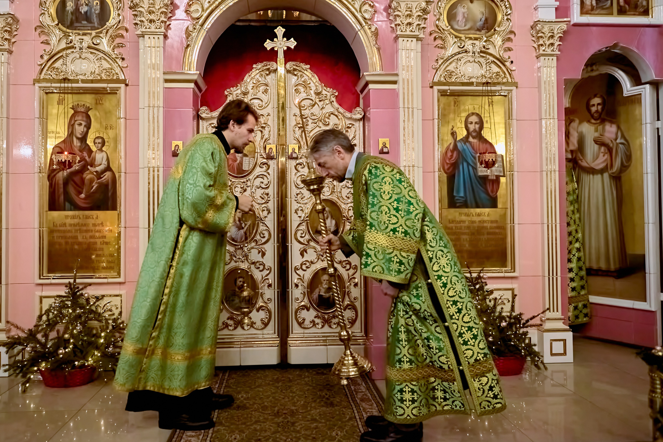Поклон алтарников друг другу перед царскими вратами