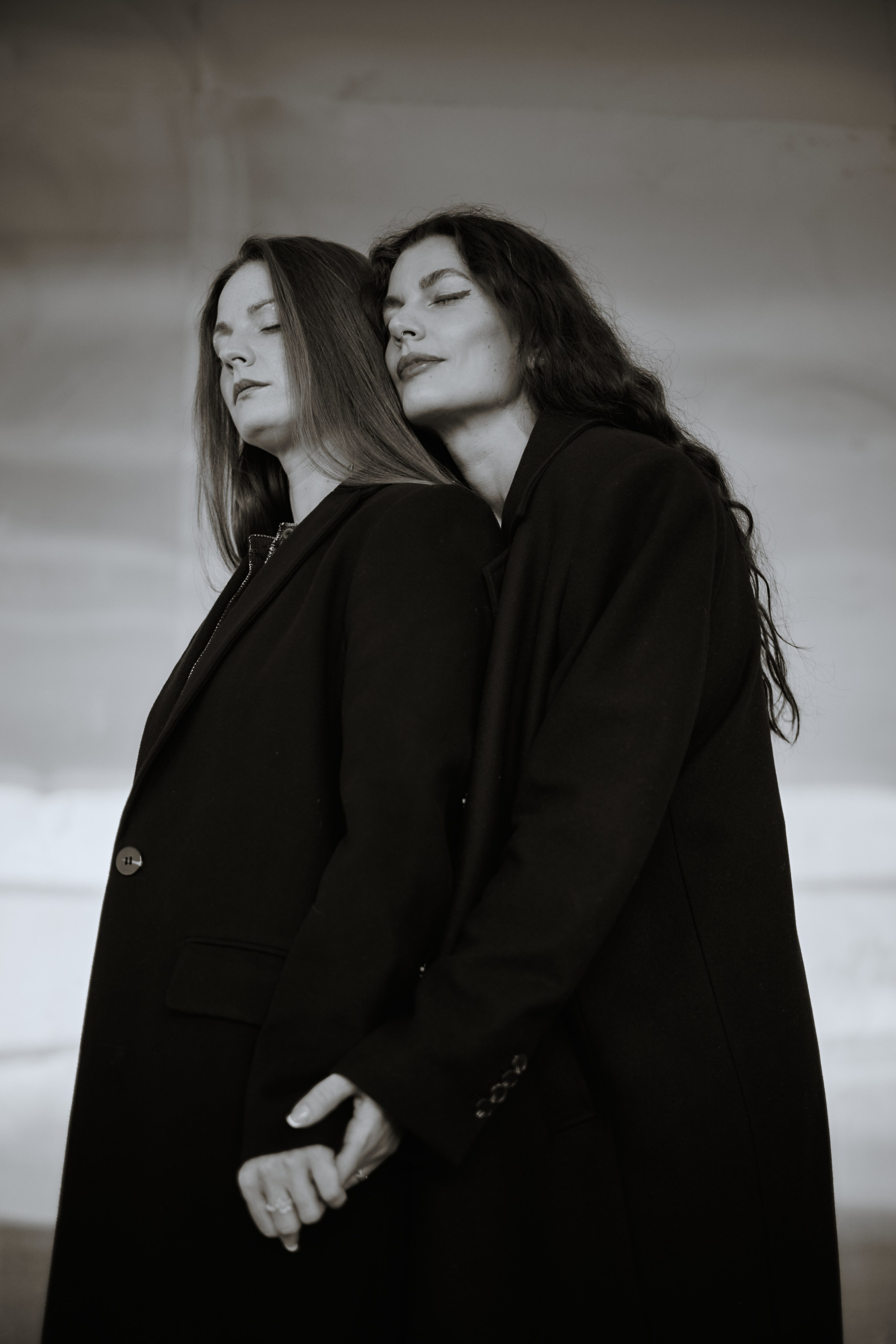 Две девушки на фоне металлической стены взявшись за руки. Виктория Брызгалова и Анна Пижонкова