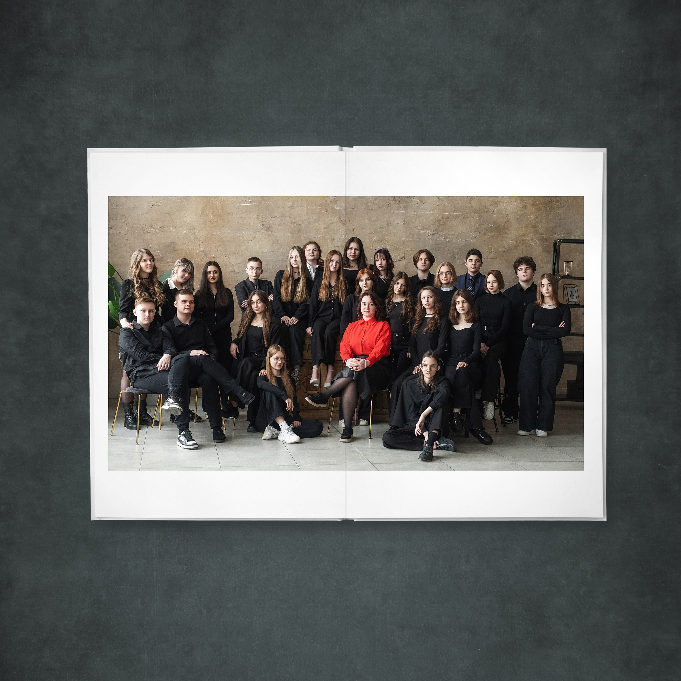 рупповой портрет класса в студийной постановке на странице выпускной фотокниги.
