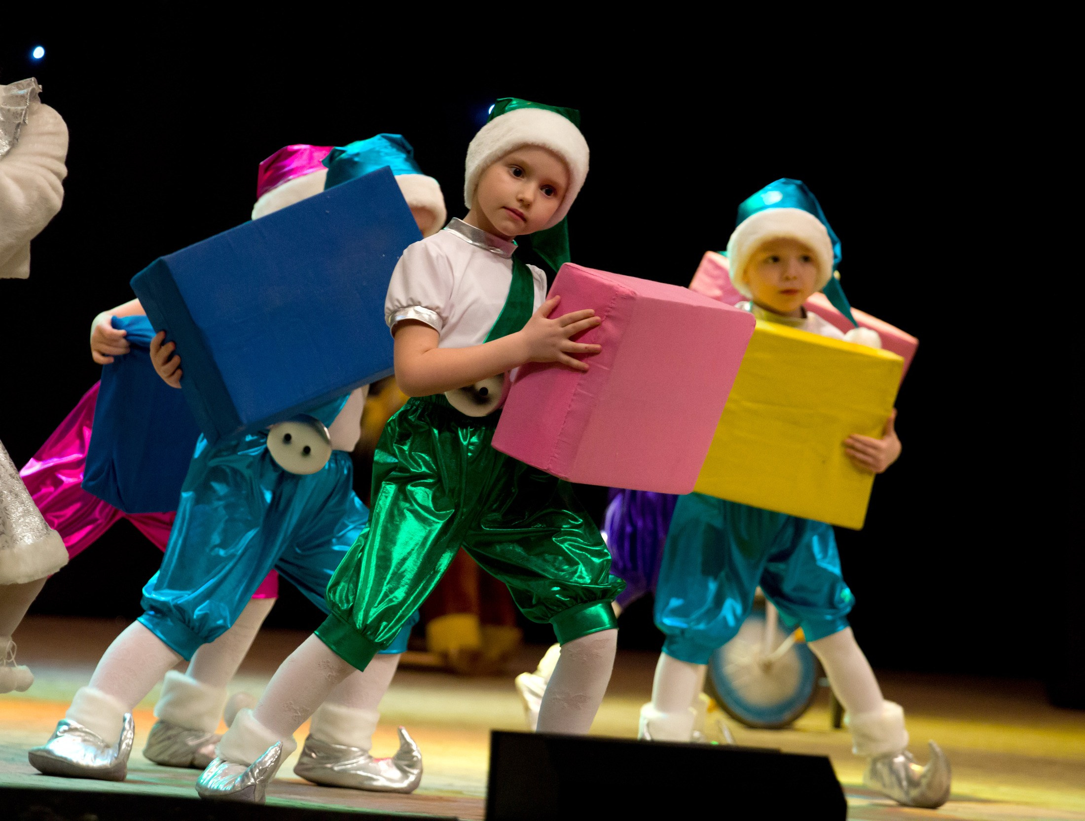 Репортажная фотография. Имидж Технологии — Производство сувенирных магнитов, заливных этикеток и значков. Репортажная фотография в Кирове Кировской области