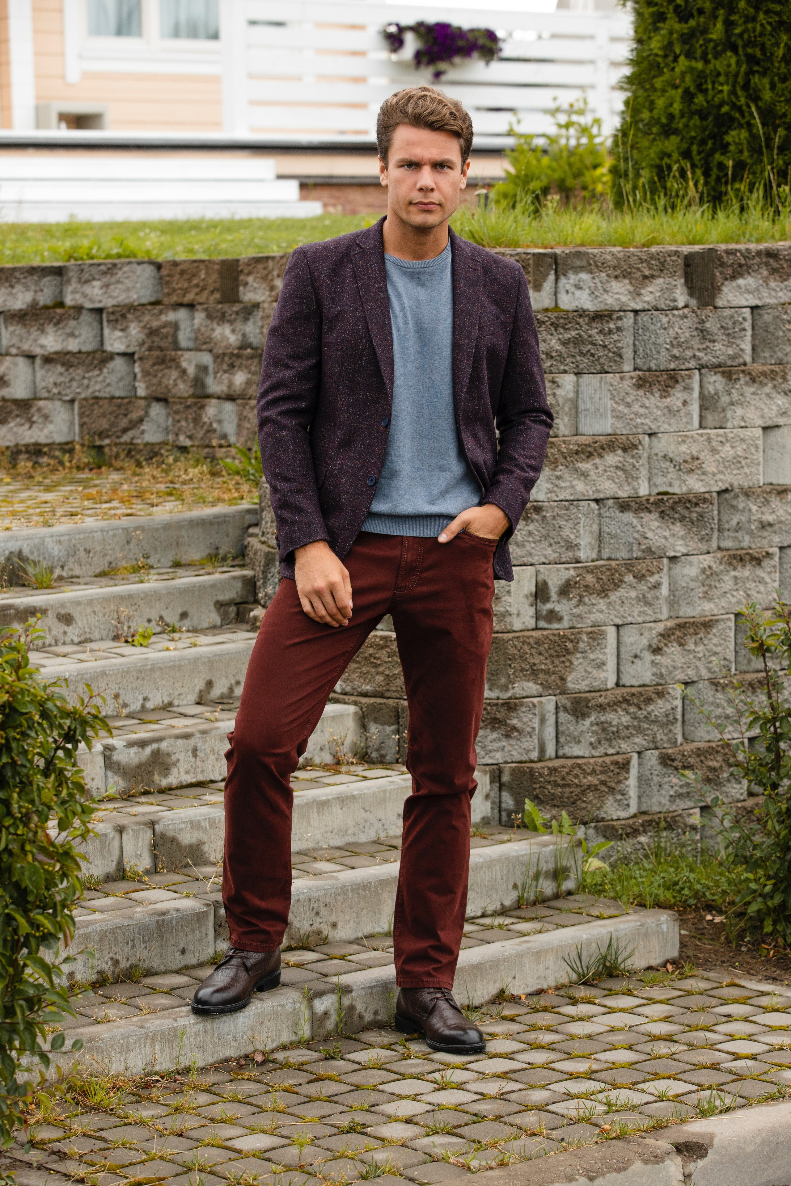 Мужчина модель в пиджаке и штанах