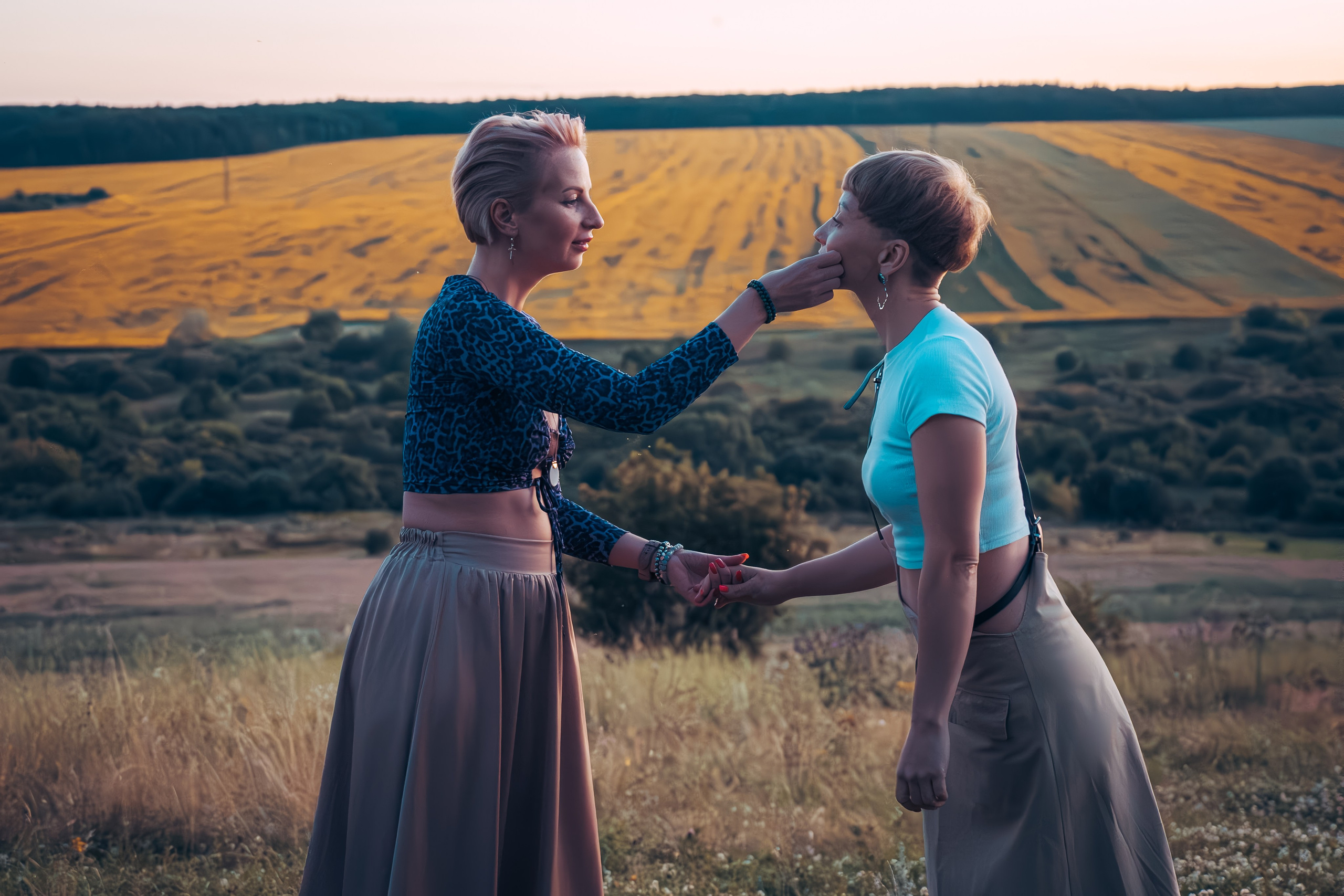 Фотография, сделанная во время профессиональной фотосессии. На ней изображена модель или группа людей в студии или на открытом воздухе. В кадре присутствуют студийное освещение и реквизит.